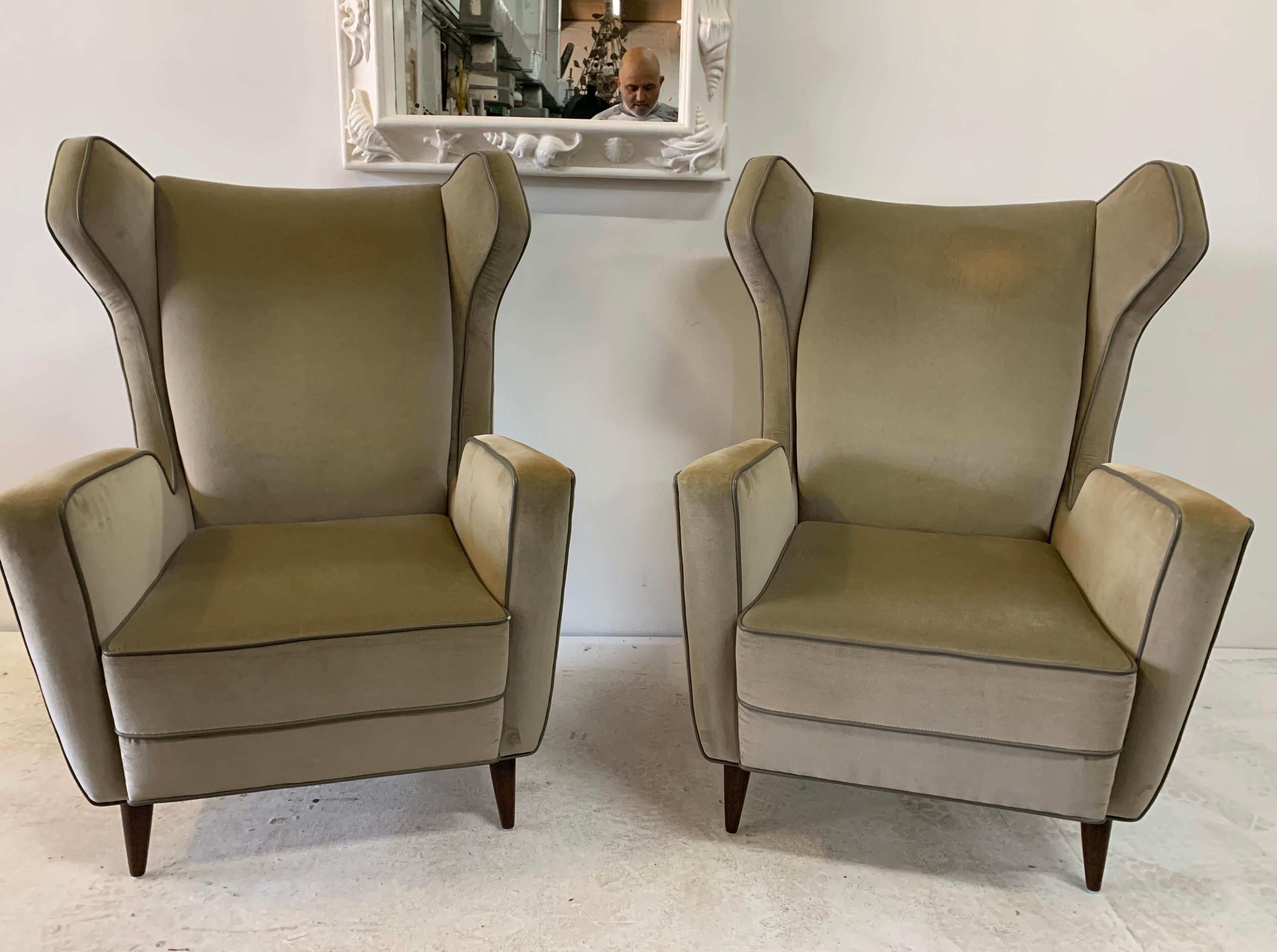 Italian Wing-Back Armchairs in the Style of Ponti, Pair For Sale 7