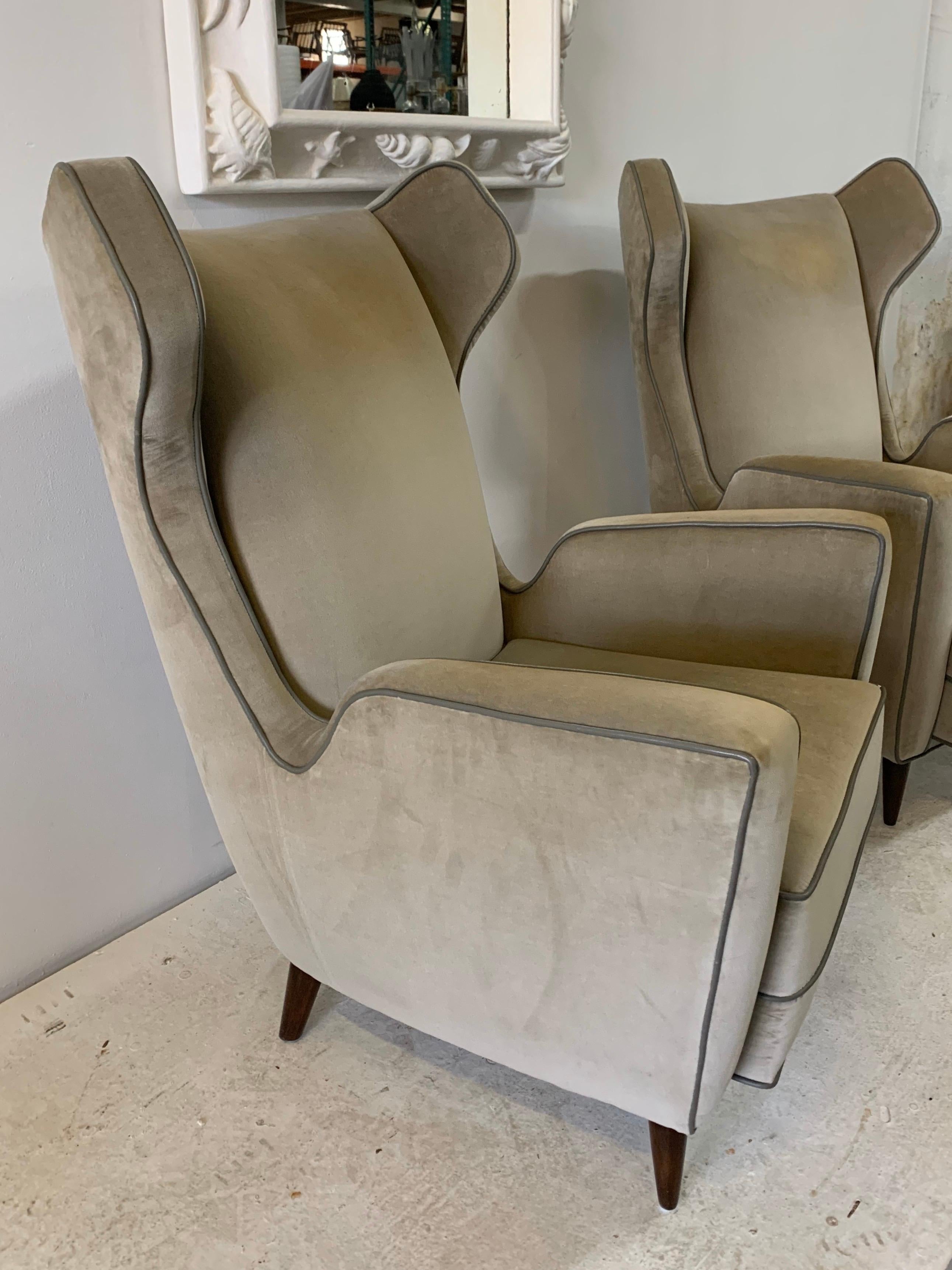 Mid-Century Modern Italian Wing-Back Armchairs in the Style of Ponti, Pair For Sale