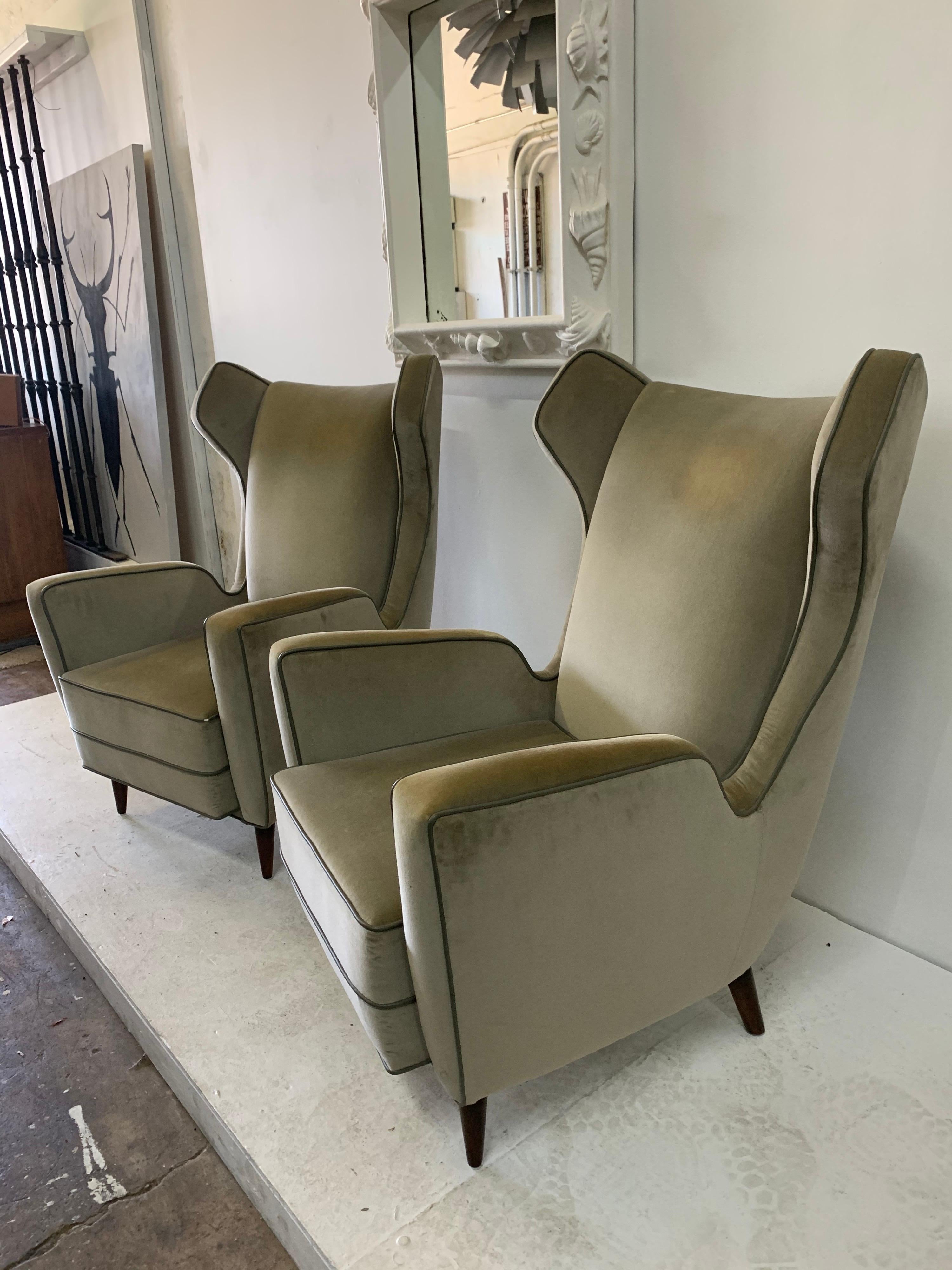 Mid-20th Century Italian Wing-Back Armchairs in the Style of Ponti, Pair For Sale