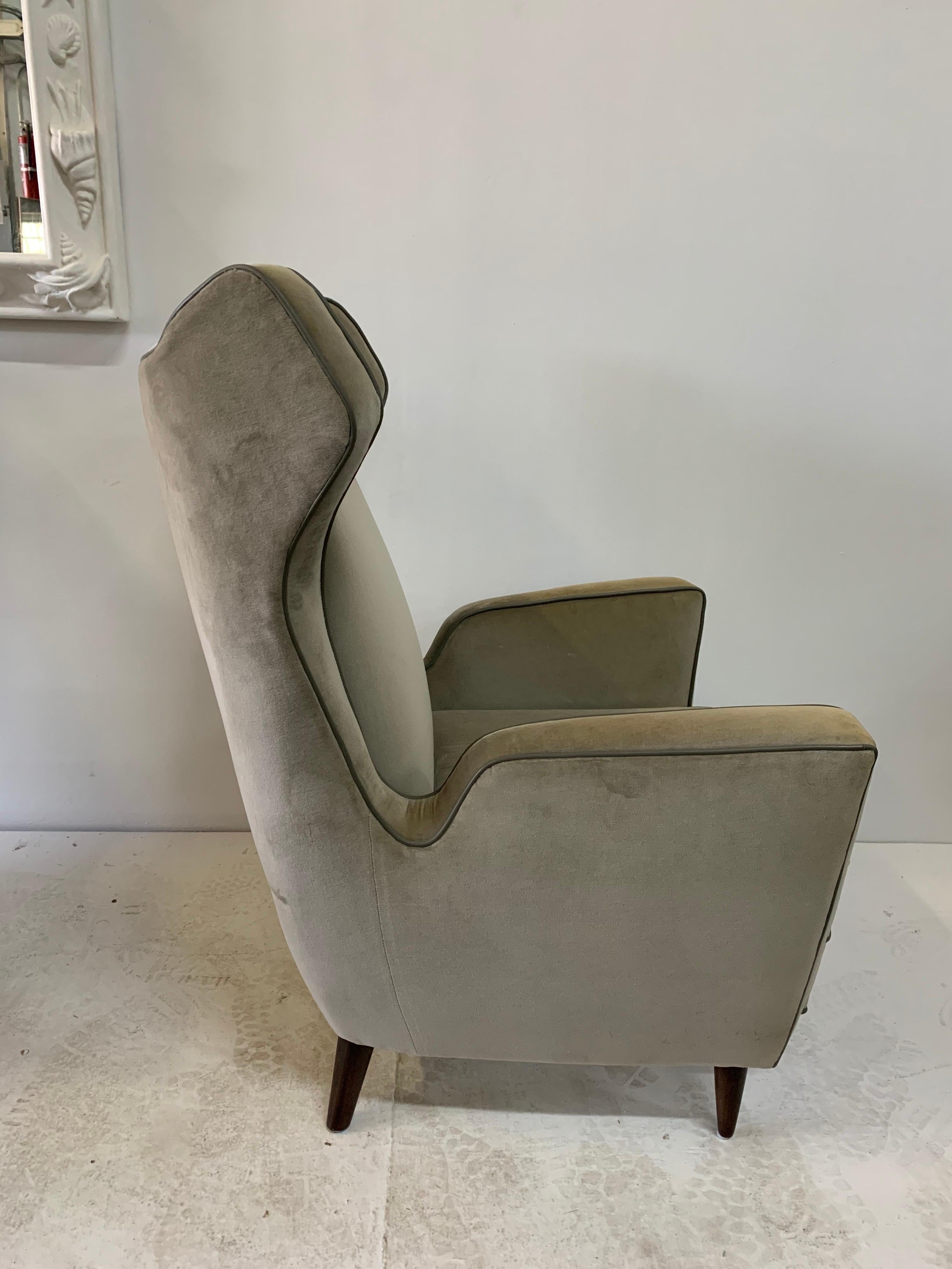 Italian Wing-Back Armchairs in the Style of Ponti, Pair For Sale 2