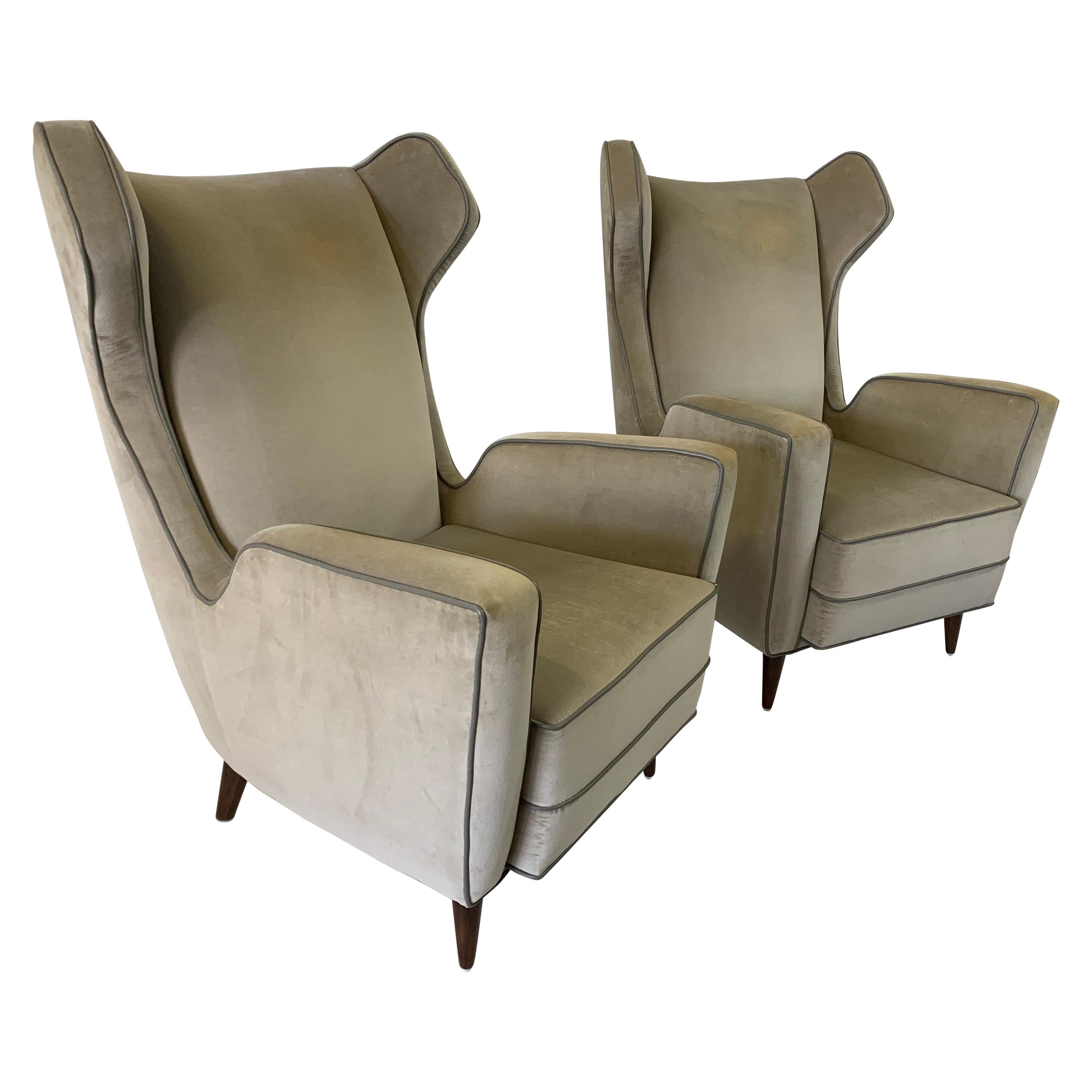Italian Wing-Back Armchairs in the Style of Ponti, Pair For Sale