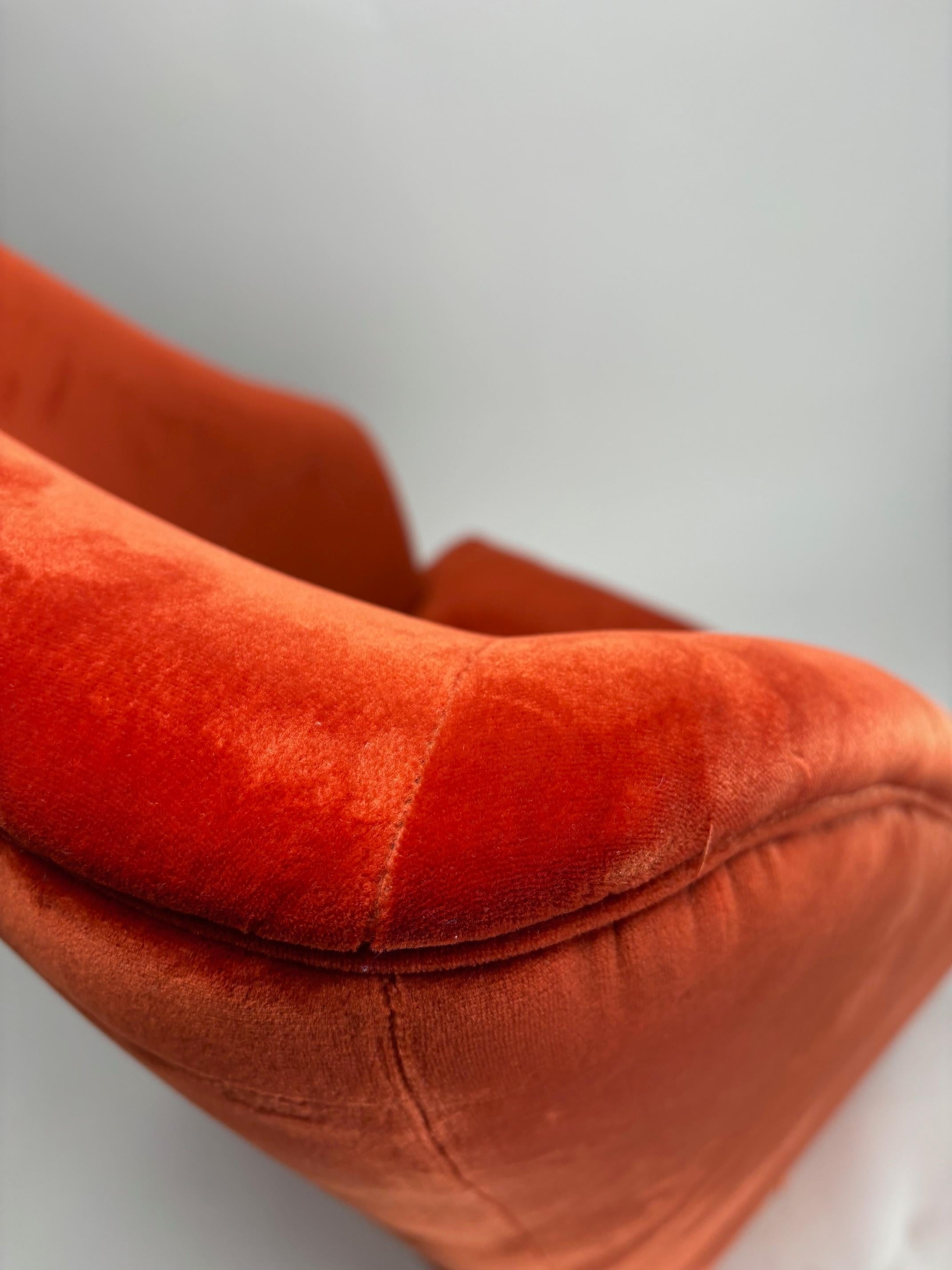 Sillón italiano orejero de estilo moderno de mediados de siglo en venta 5