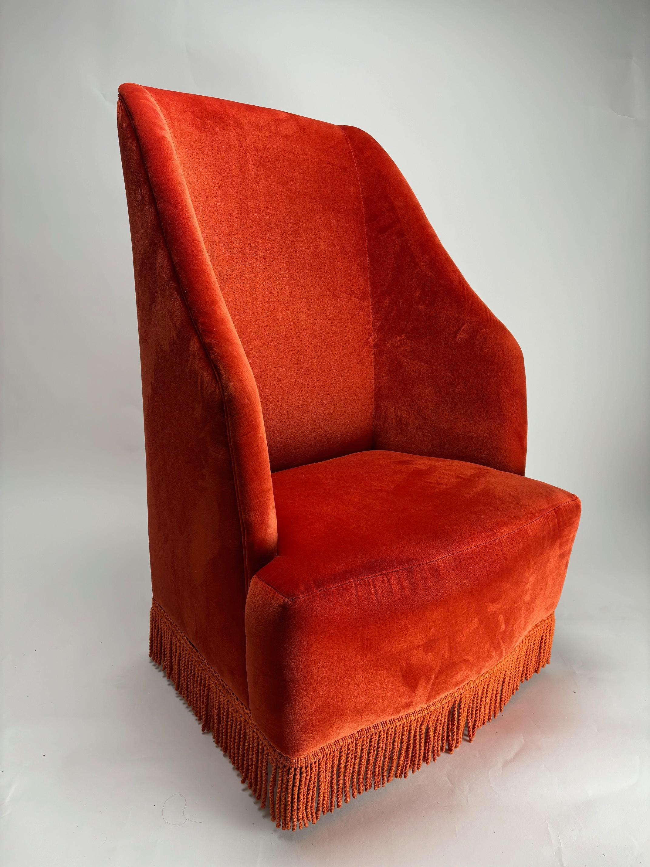 Un sillón elegante y cómodo de estilo Moderno de mediados de siglo. Aquí se revisa el modelo tradicional de respaldo con una estética atrevida y minimalista, típica de diseñadores como Gio Ponti y Melchiorre Bega.
La estructura es imponente y