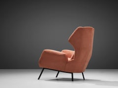 Chaise Wingback italienne moderne du milieu du siècle dernier, tapissée de rose saumon et métallique