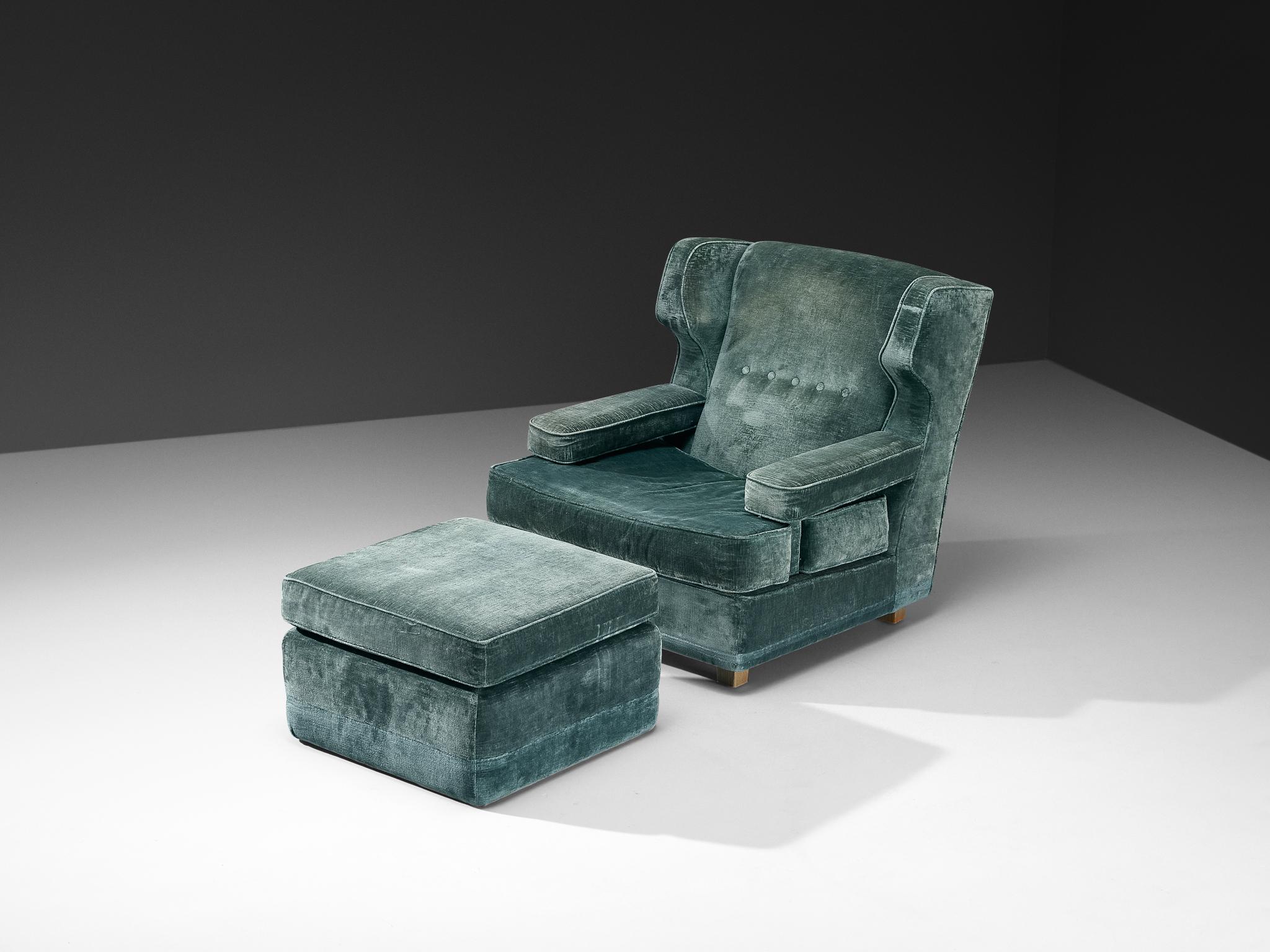 Poltrona con pouf, velluto, faggio, Italia, anni '40

Realizzati in Italia, questa sedia e il pouf coordinato presentano una struttura robusta ornata da eleganti orecchie e angoli appuntiti accentuati. Lo schienale inclinato, i braccioli ampi e la