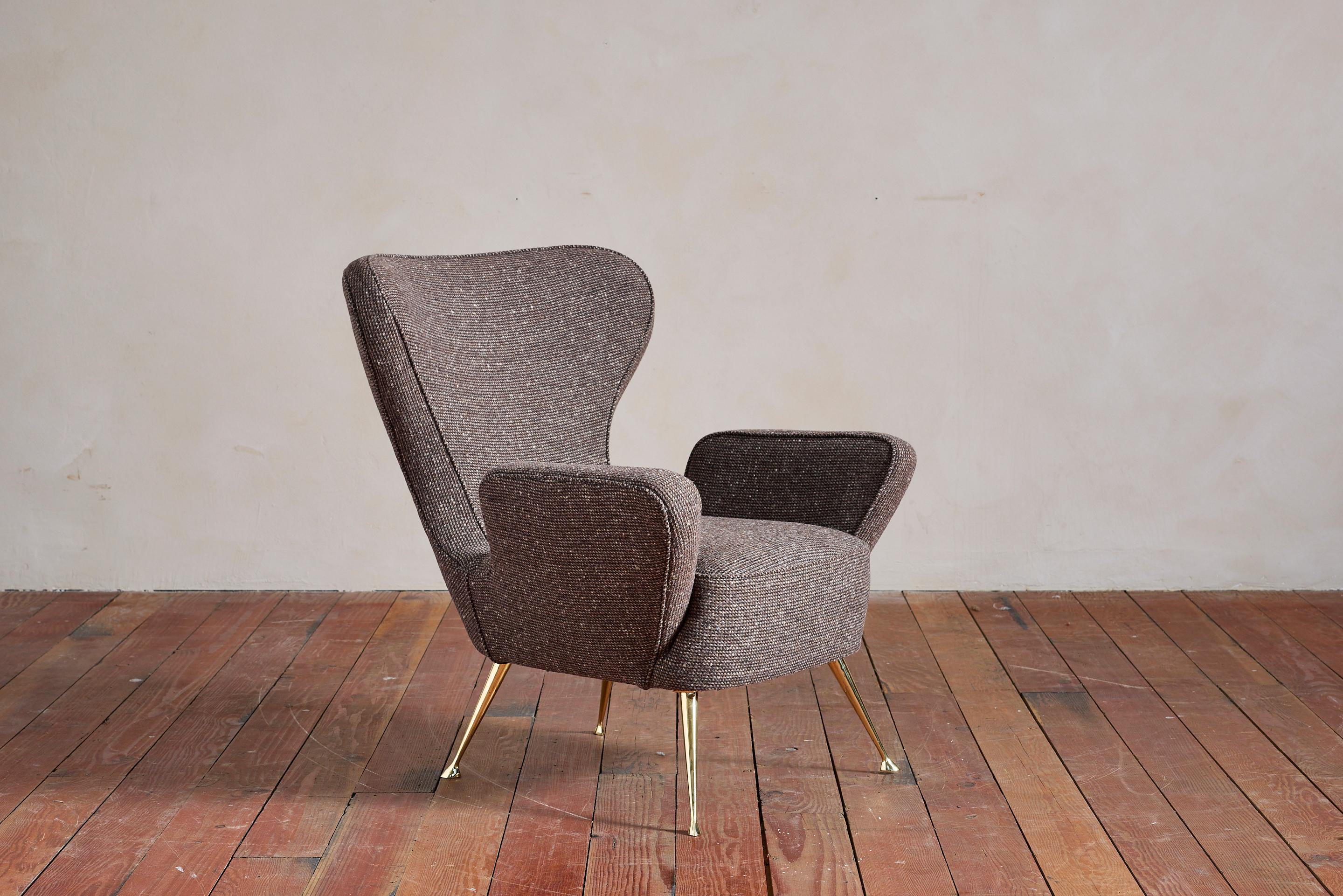 Italienische Ohrensessel mit Fußhockern (Messing) im Angebot