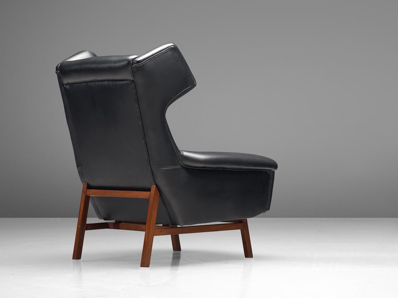 Italian Wingback Lounge Chair in Black Leather and Mahogany  In Good Condition For Sale In Waalwijk, NL