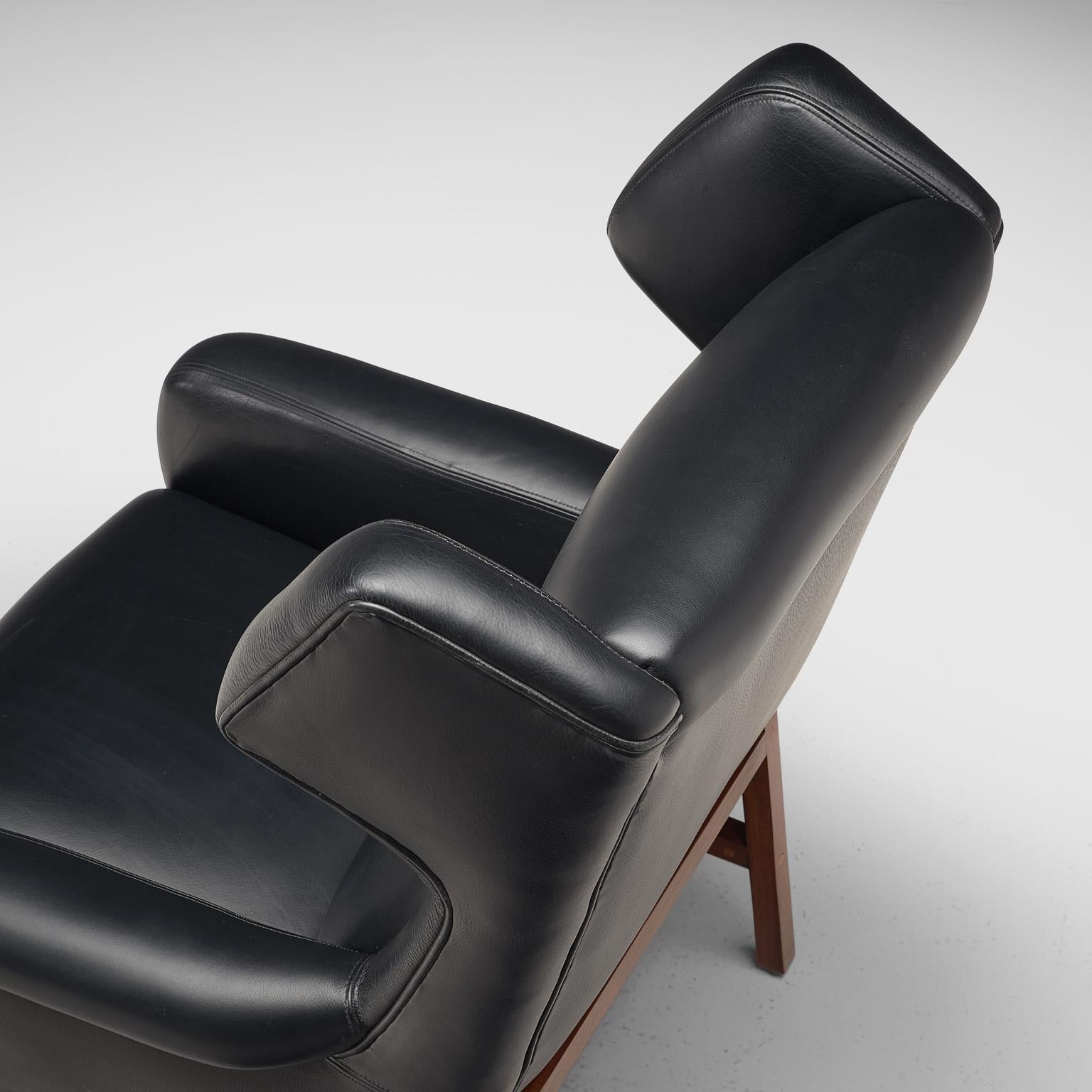 Italian Wingback Lounge Chair in Black Leather and Mahogany  For Sale 2