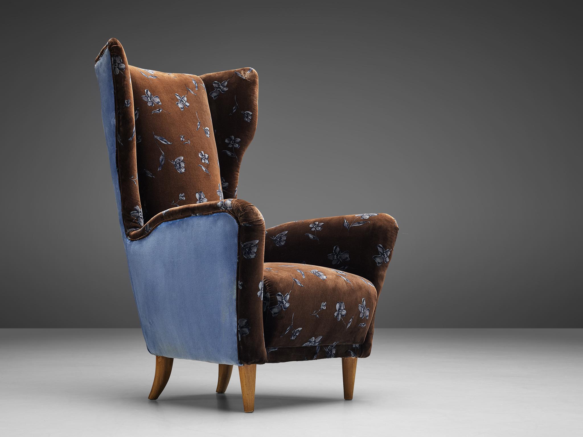 Italian lounge chair, patterned upholstery, wood, Italy, 1960s

This Italian postwar wingback chair has an high back and gracious wings. The elegant armrests are slightly curved outwards and the seat is equipped with delicate tapered legs.