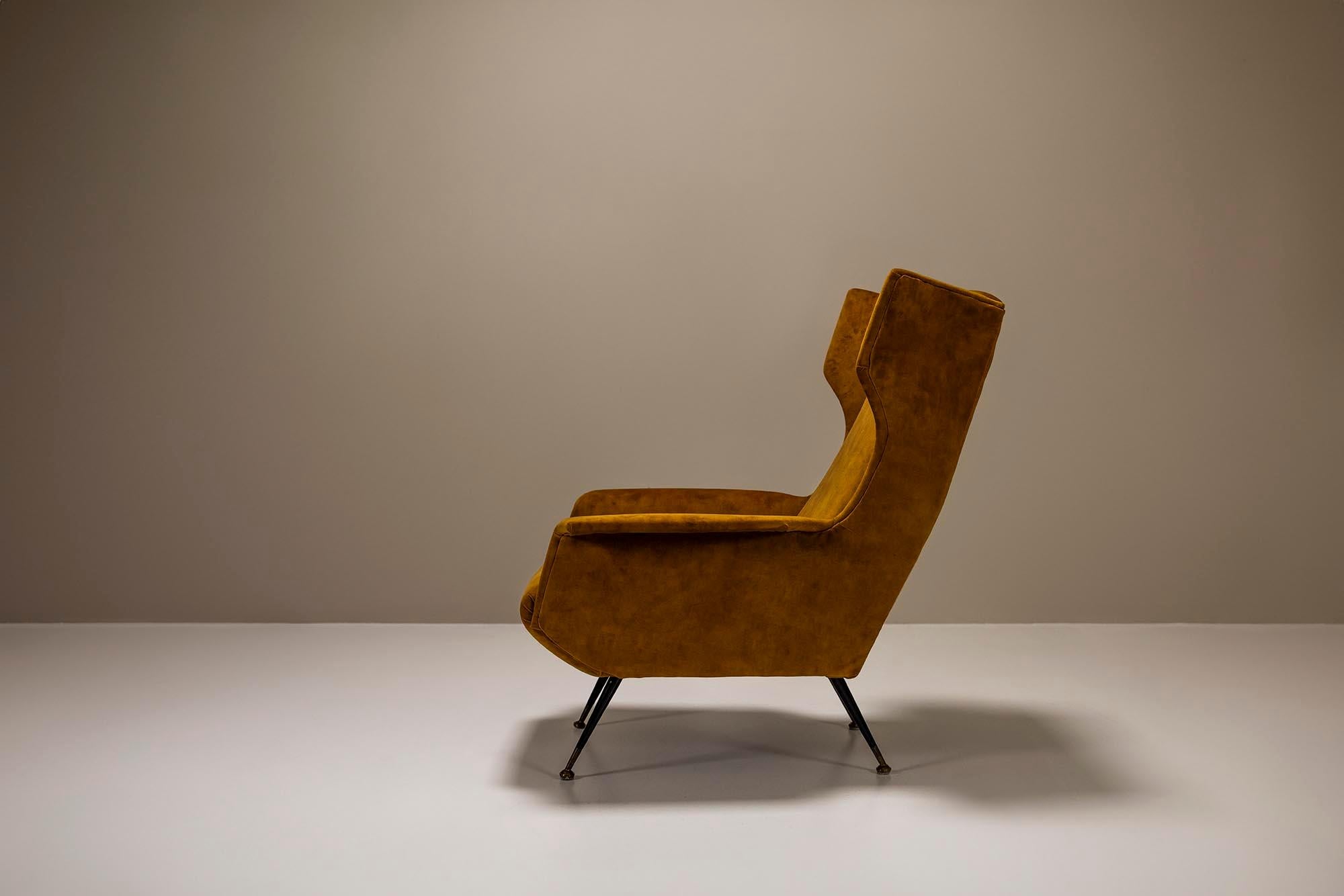 This typical Italian lounge chair communicates simplicity through cut shapes and a slender base that is so characteristic of armchairs from the 1950s.The design of the exceptionally comfortable body of the chair is clearly based on the traditional