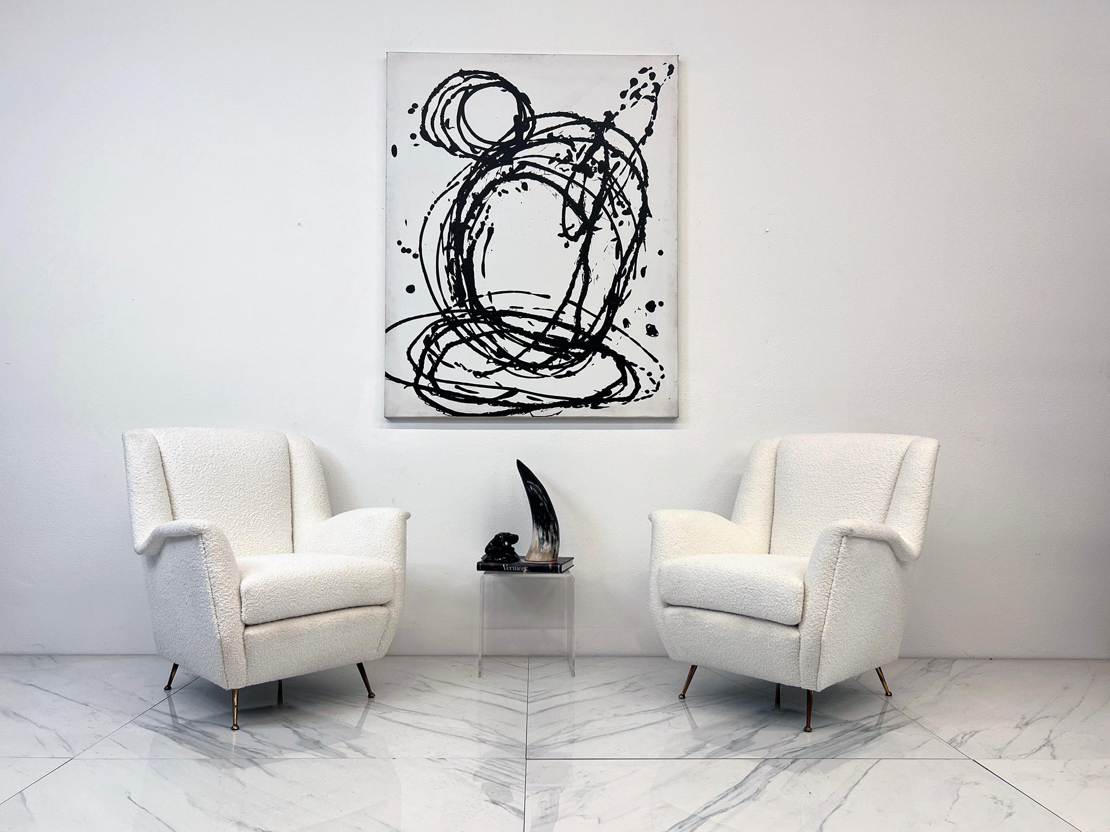 Preparati a sbattere la mascella sul pavimento di marmo: questa coppia di sedie lounge wingback italiane è un vero spettacolo. Realizzate da ISA Bergamo - lo stesso leggendario produttore dei capolavori di Gio Ponti - queste sedie trasudano