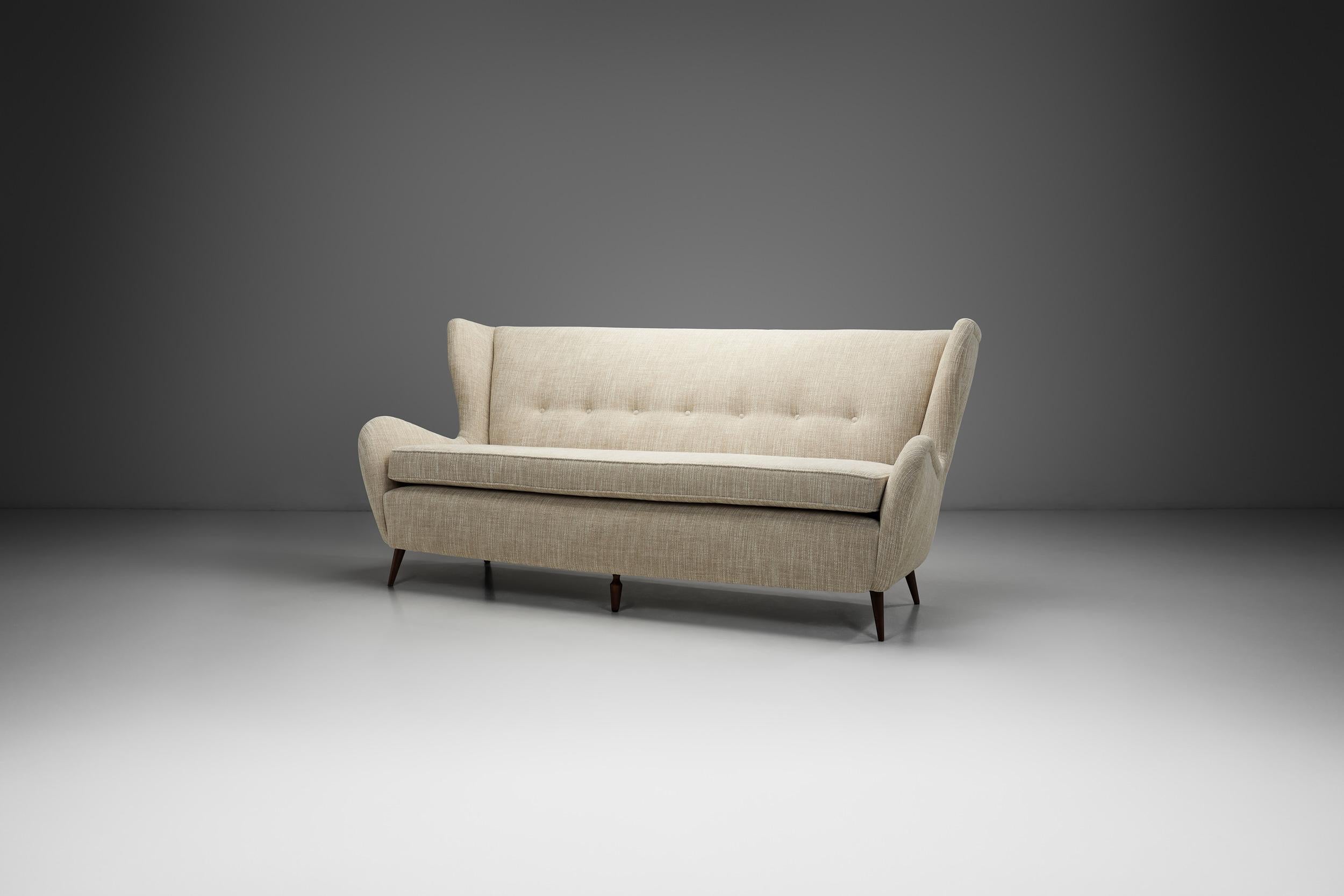 Dieses elegante Dreisitzer-Sofa ist ein Paradebeispiel für italienisches Design aus der Mitte des Jahrhunderts. Optisch repräsentiert es die Moderne, indem es die üblichen Designentscheidungen der Vergangenheit ablehnt, wie z. B. starke Verzierungen