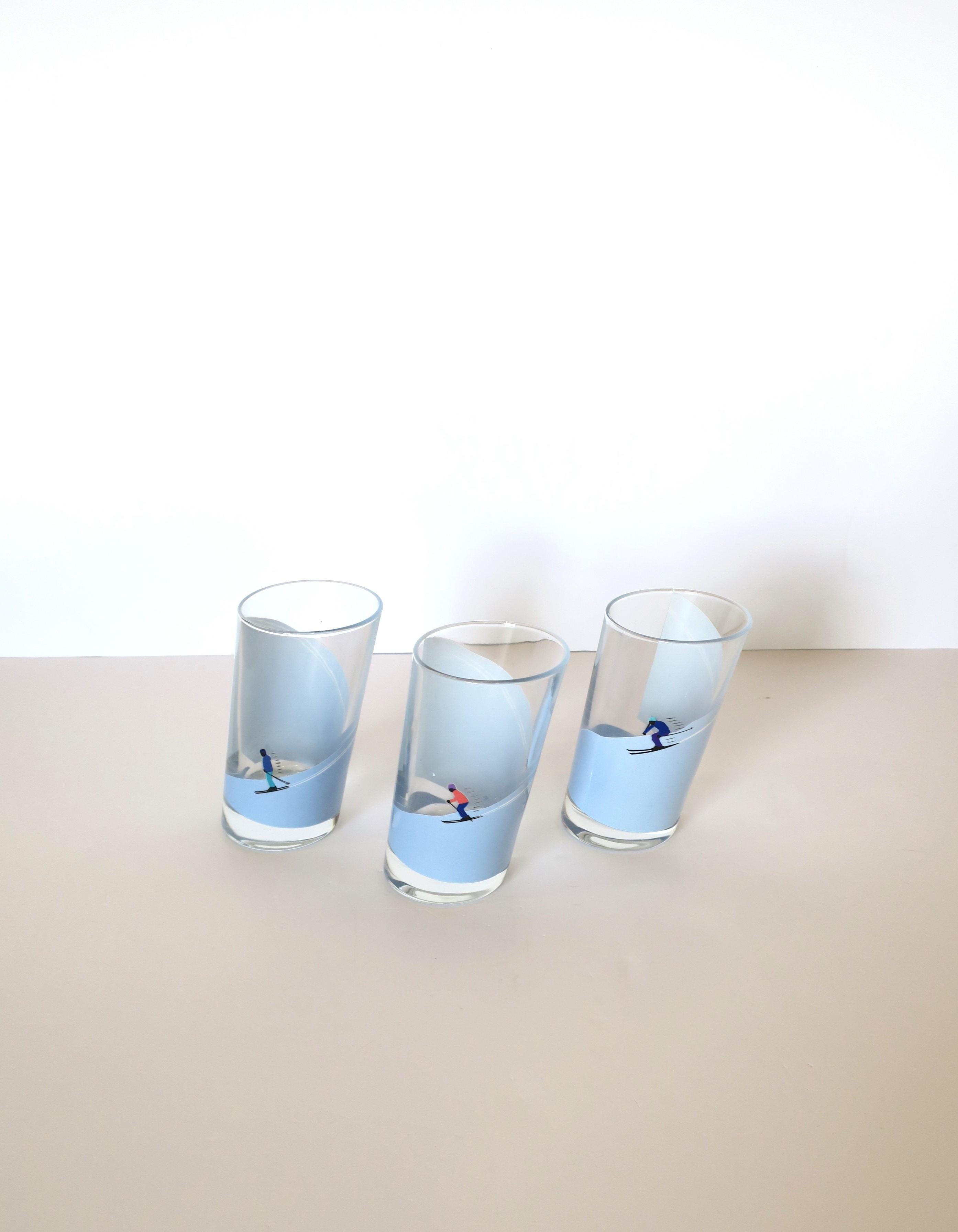 Set von 3 italienischen Highball-Cocktailgläsern mit Winteralpen und Schneeskiern (Italienisch) im Angebot