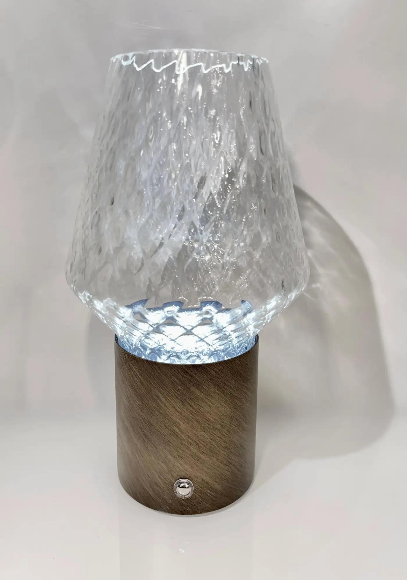 Lámpara de mesa/florero cónico portátil de cristal de bronce satinado italiano inalámbrico Moderno orgánico en venta
