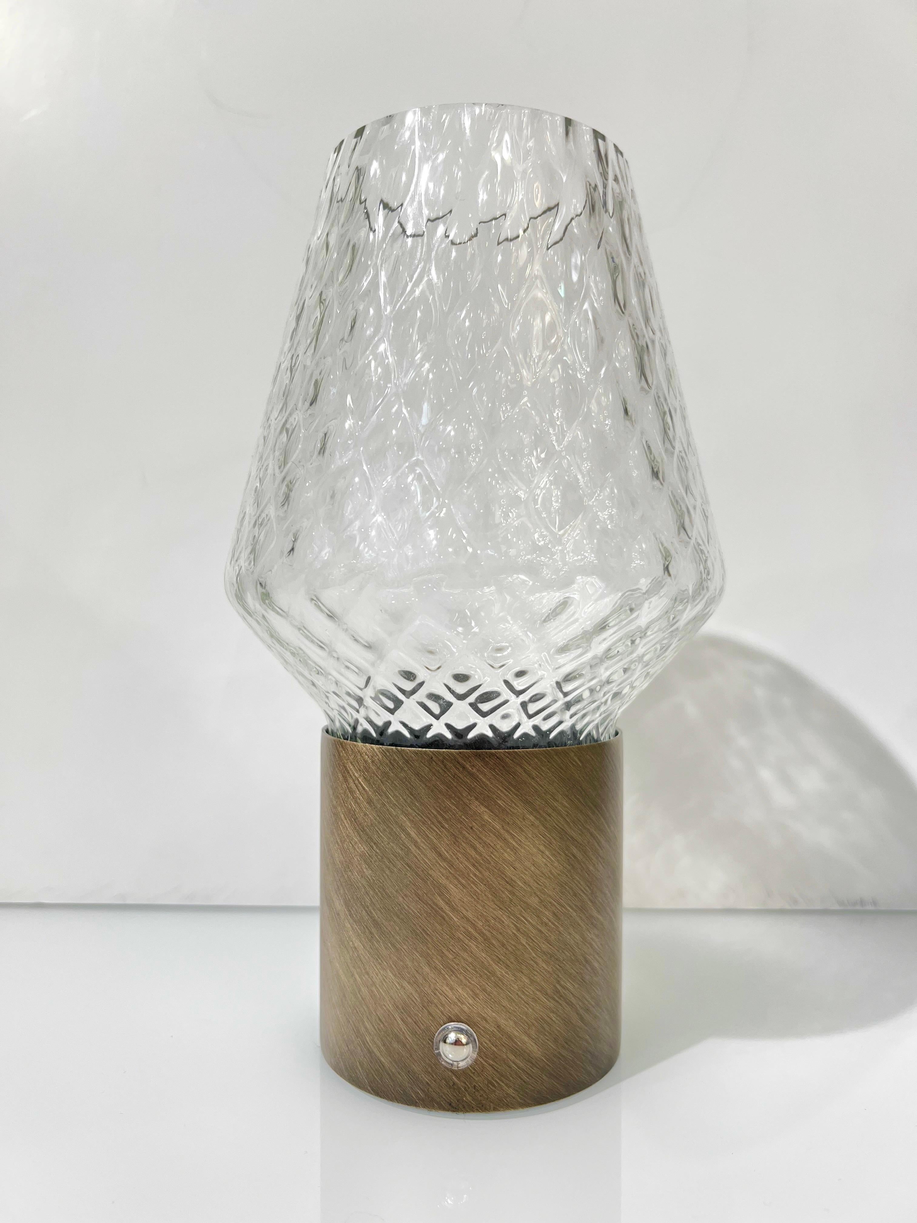 Lámpara de mesa/florero cónico portátil de cristal de bronce satinado italiano inalámbrico en Nuevo estado para la venta en New York, NY