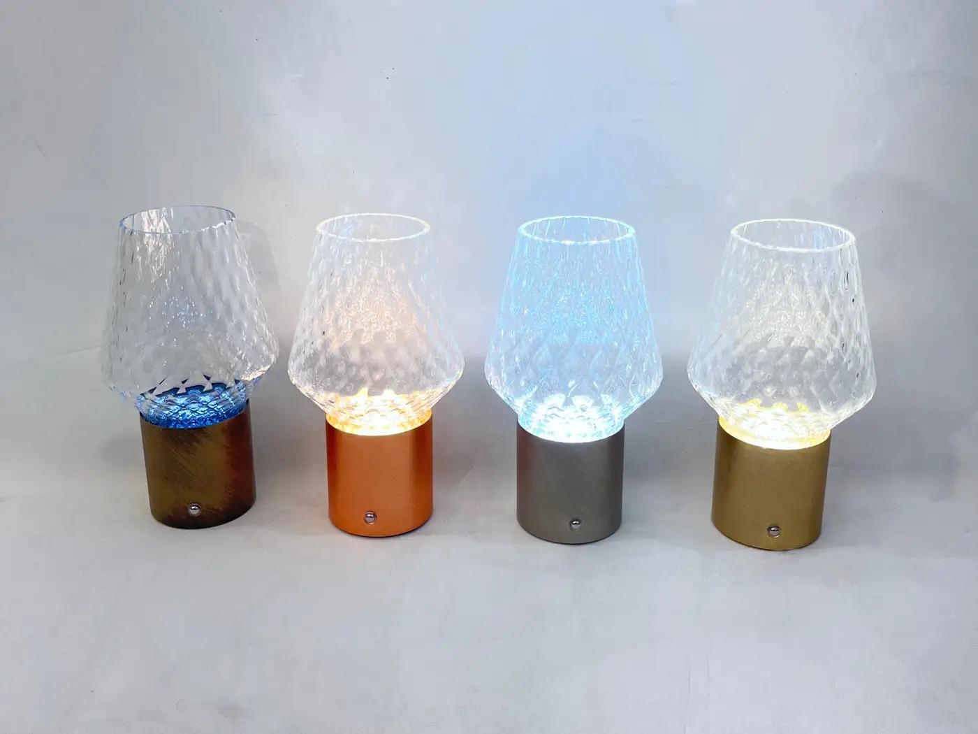 Lámpara de mesa/florero cónico portátil de cristal de bronce satinado italiano inalámbrico Metal en venta