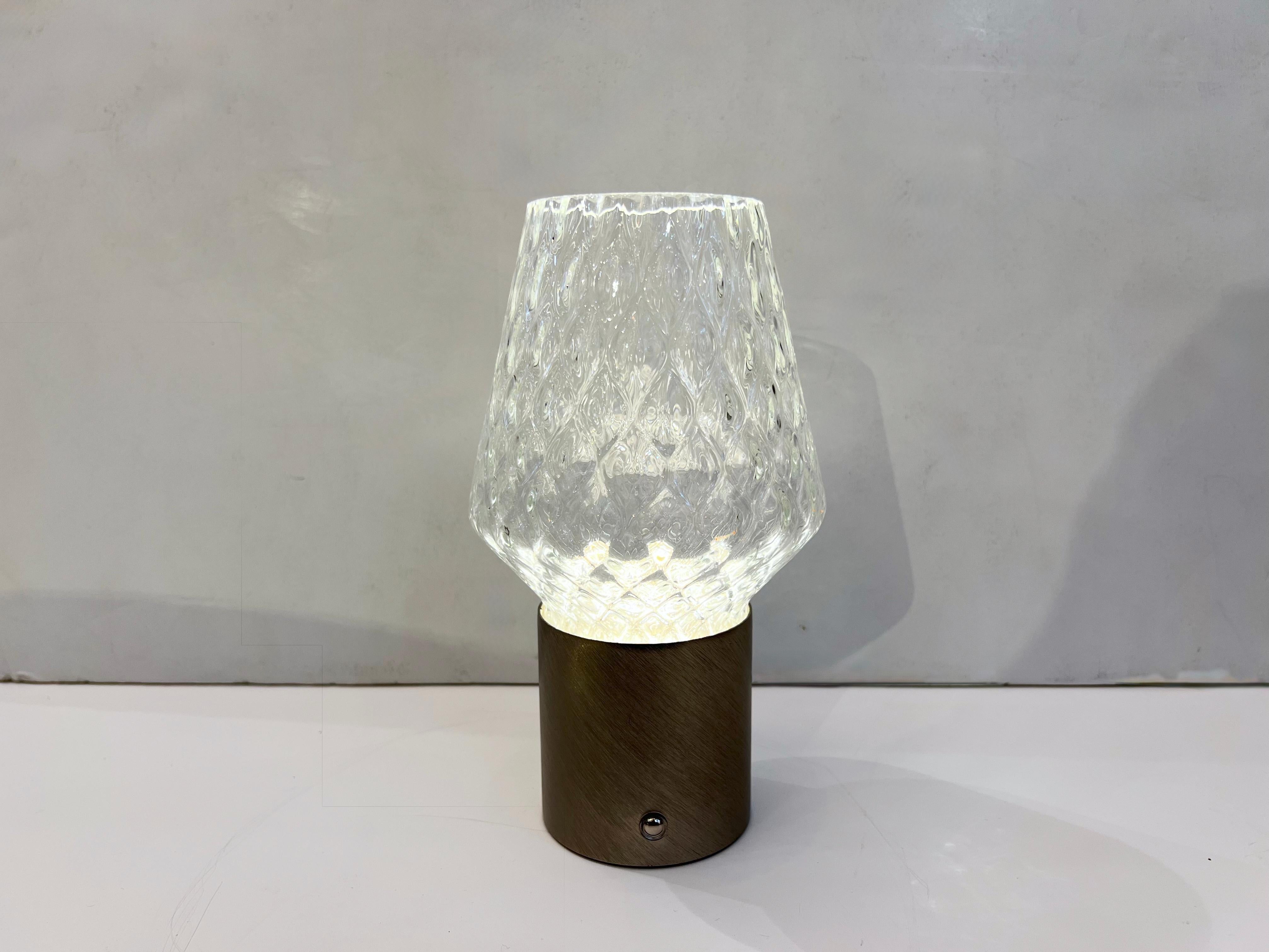 Fait main Mini-lampe de table portative en acier brossé et verre de cristal italien sans fil / Vase éclairé en vente