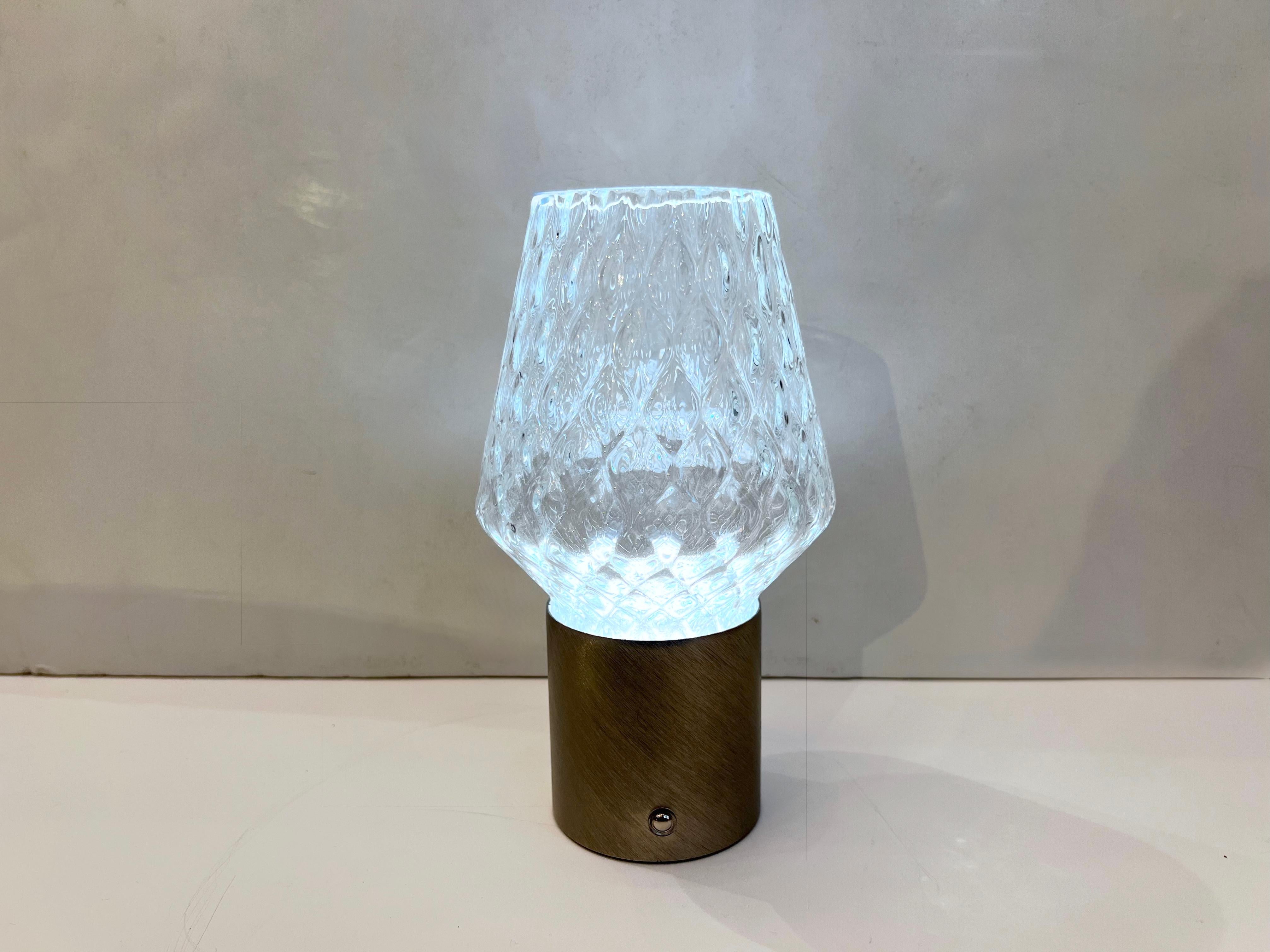 Mini-lampe de table portative en acier brossé et verre de cristal italien sans fil / Vase éclairé Neuf - En vente à New York, NY