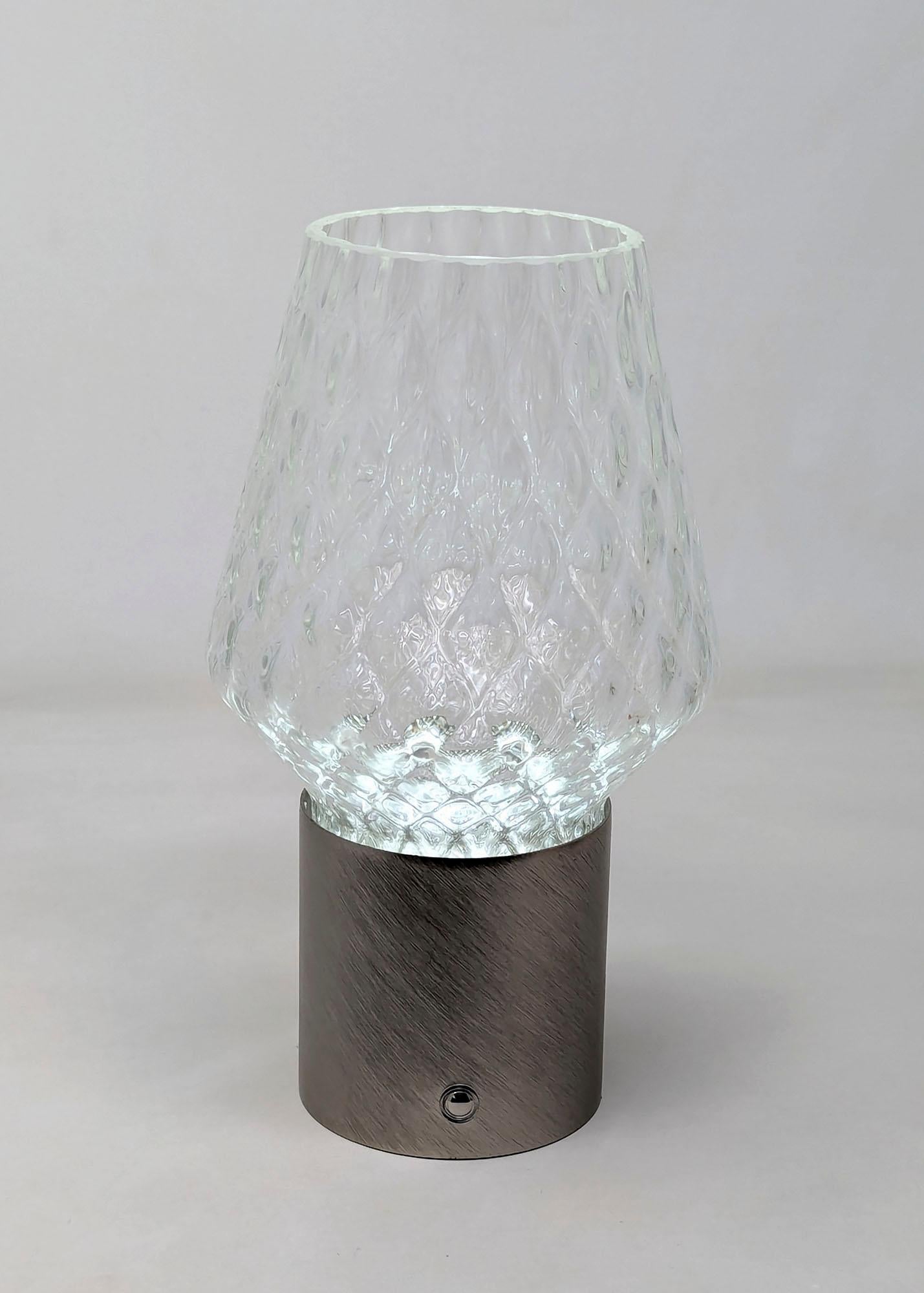 Mini-lampe de table portative en acier brossé et verre de cristal italien sans fil / Vase éclairé Neuf - En vente à New York, NY