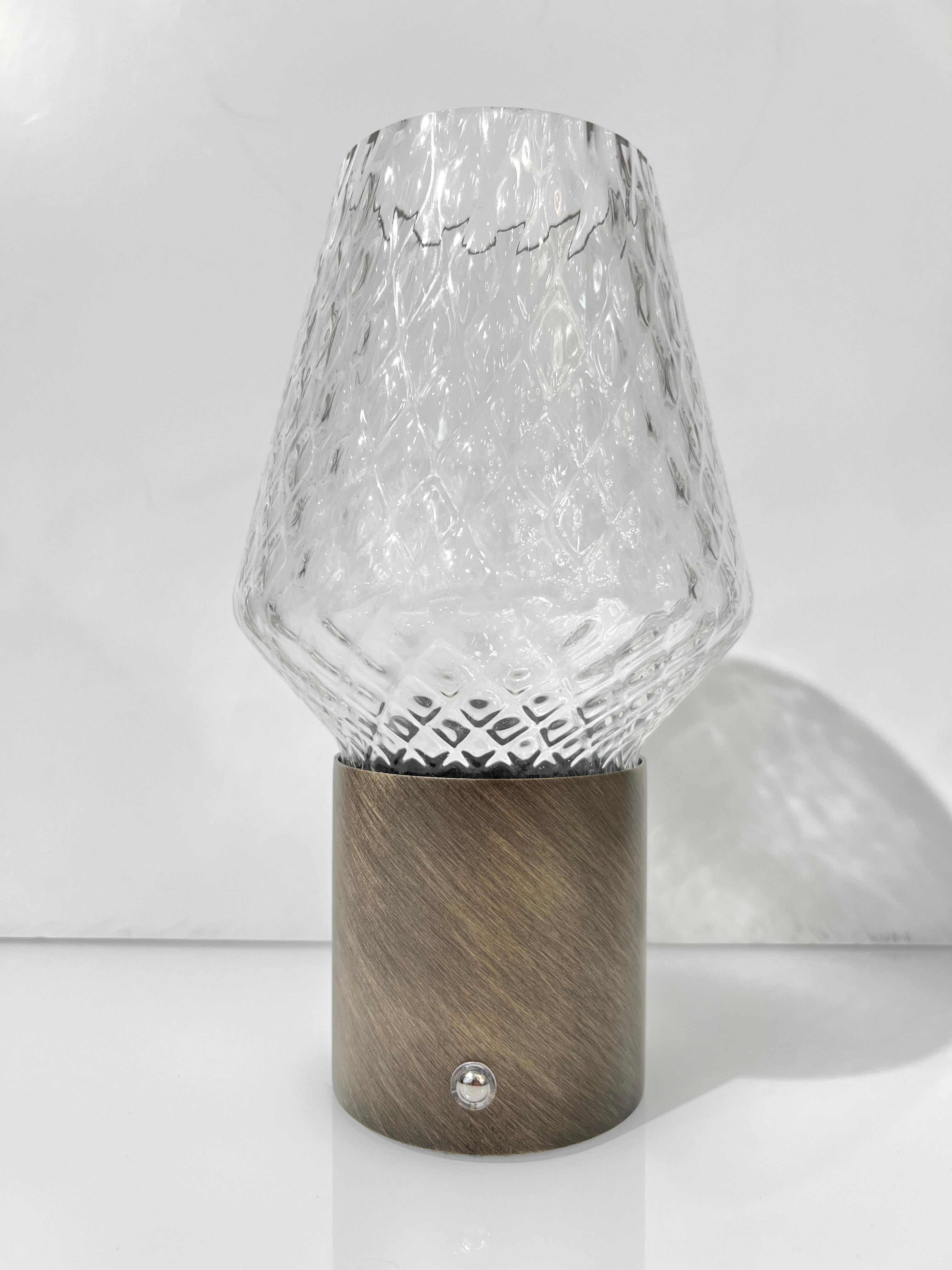 XXIe siècle et contemporain Mini-lampe de table portative en acier brossé et verre de cristal italien sans fil / Vase éclairé en vente