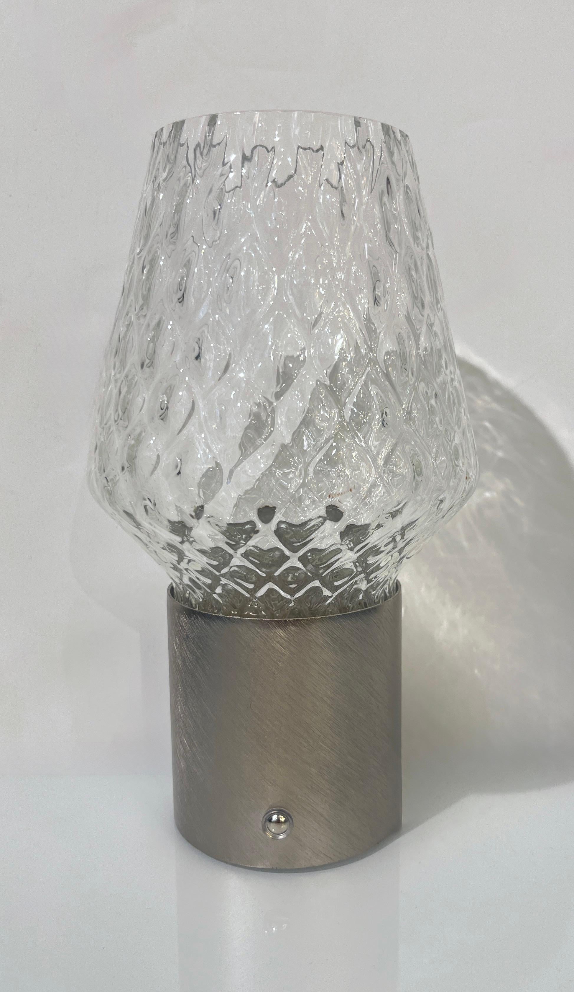XXIe siècle et contemporain Mini-lampe de table portative en acier brossé et verre de cristal italien sans fil / Vase éclairé en vente