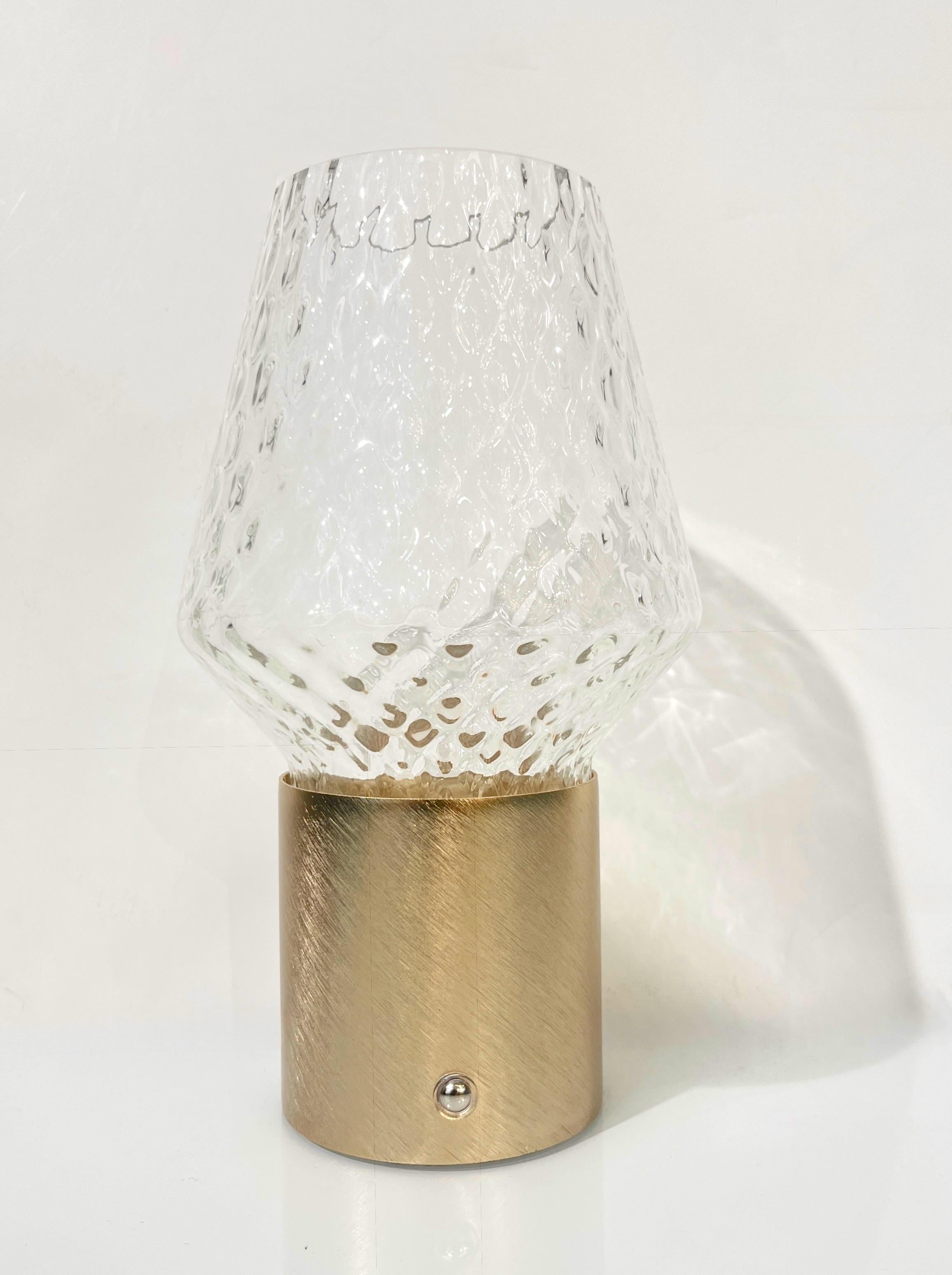 Italienische drahtlose Kristallglas Portable gebürstetem Gold Messing Kegel Tischlampe/Vase (Organische Moderne) im Angebot