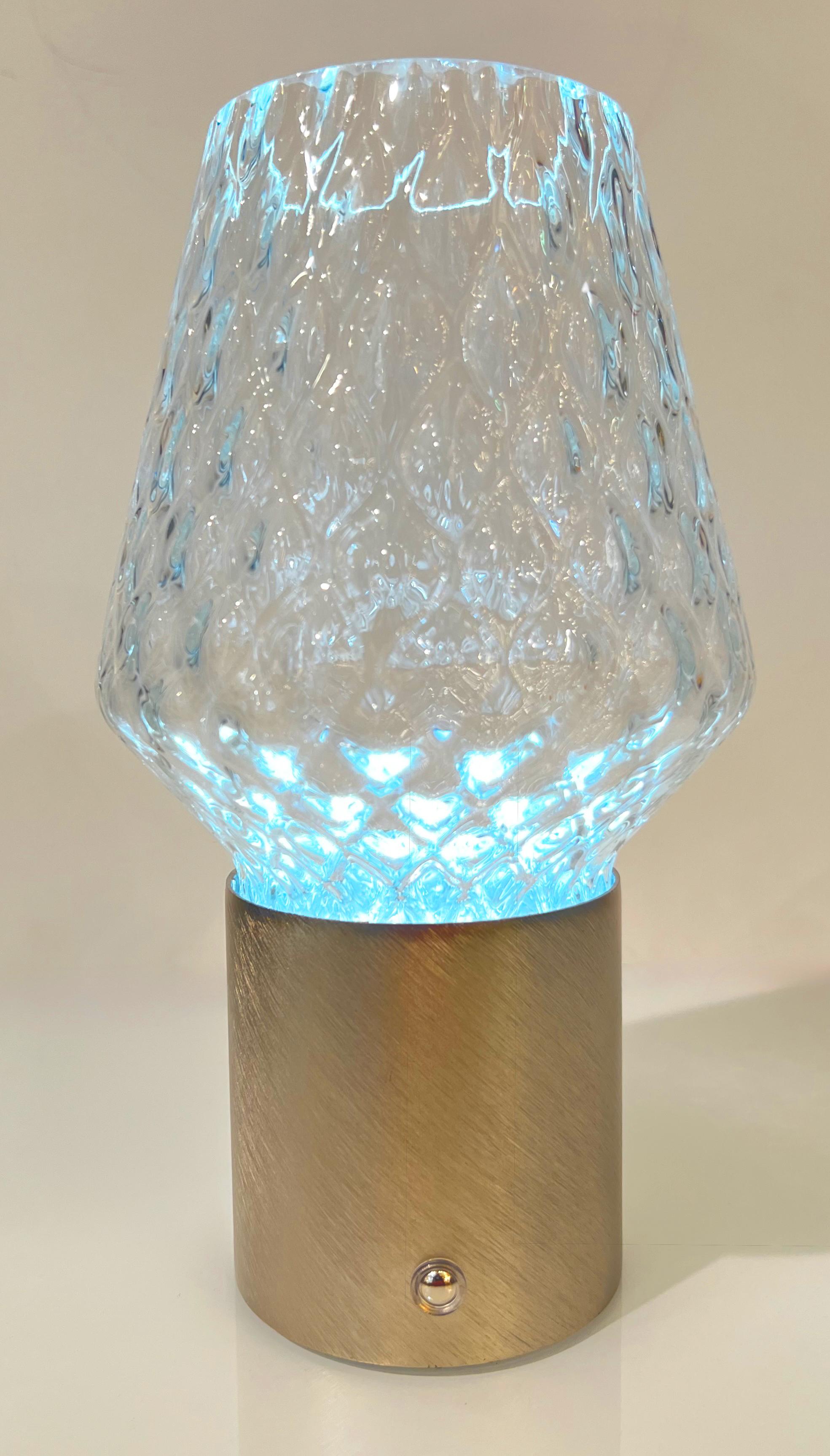 Italienische drahtlose Kristallglas Portable gebürstetem Gold Messing Kegel Tischlampe/Vase (Gebürstet) im Angebot