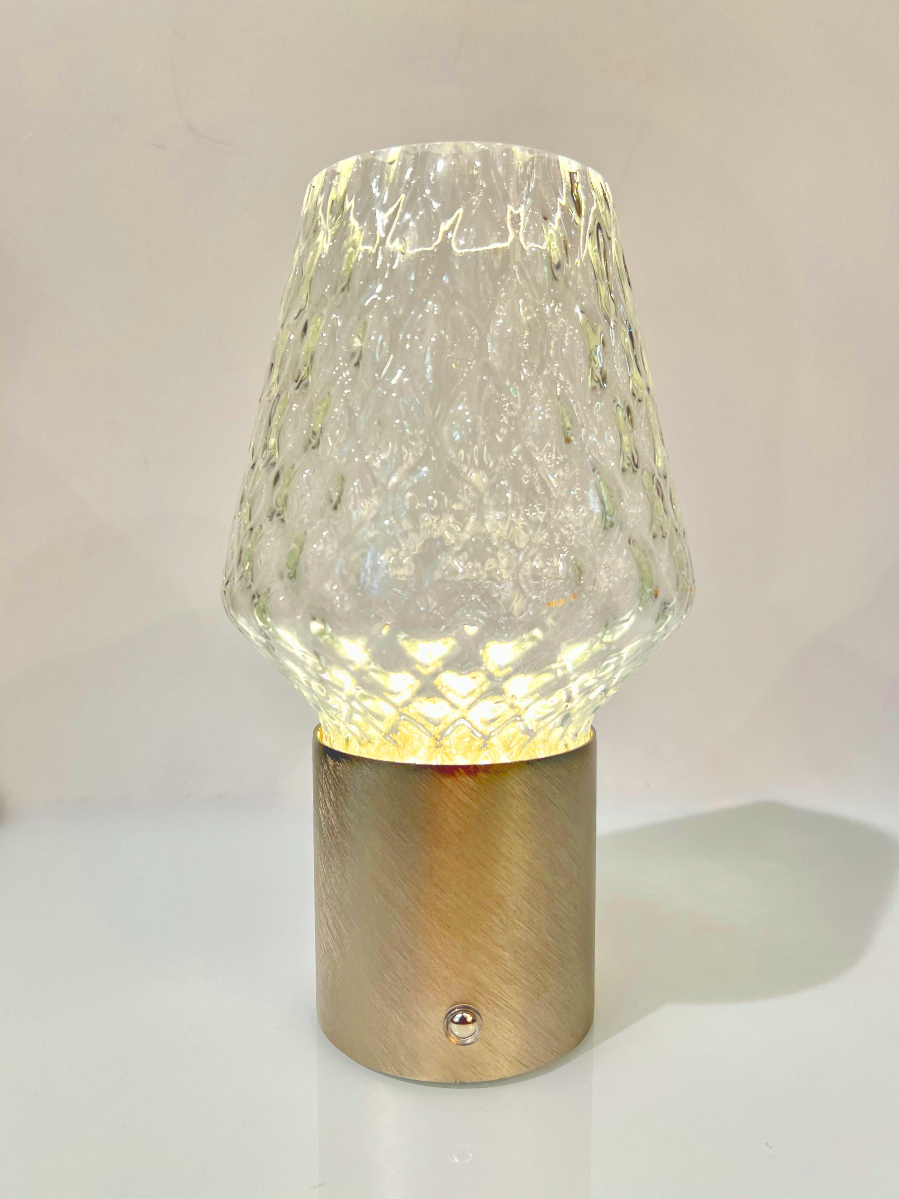 Italienische drahtlose Kristallglas Portable gebürstetem Gold Messing Kegel Tischlampe/Vase im Zustand „Neu“ im Angebot in New York, NY