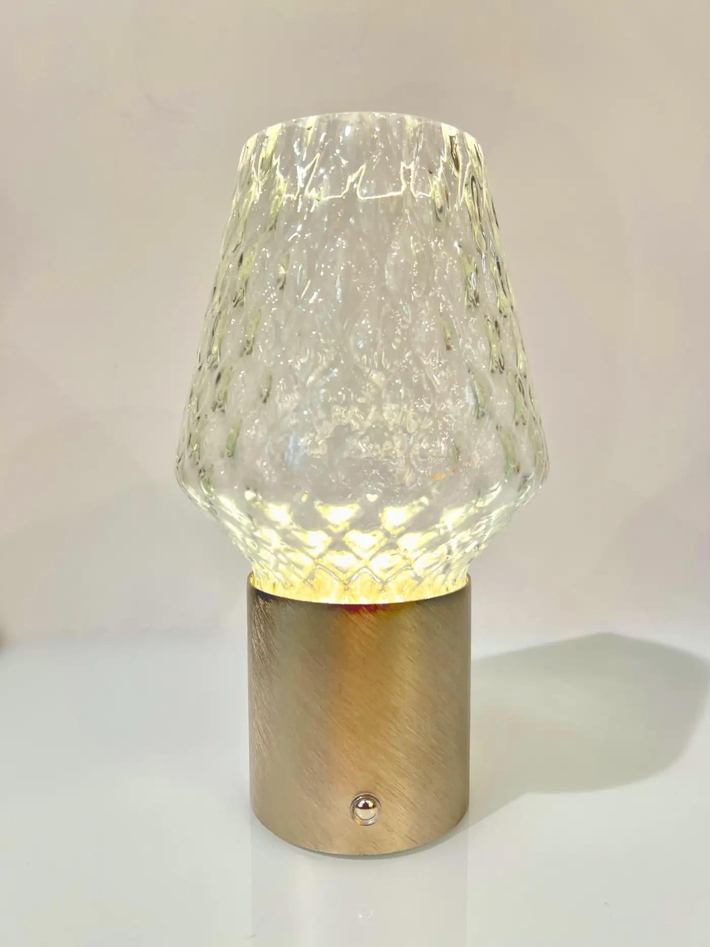Spazzolato Lampada da tavolo a cono in cristallo italiano senza fili, portatile in ottone spazzolato, vaso in vendita