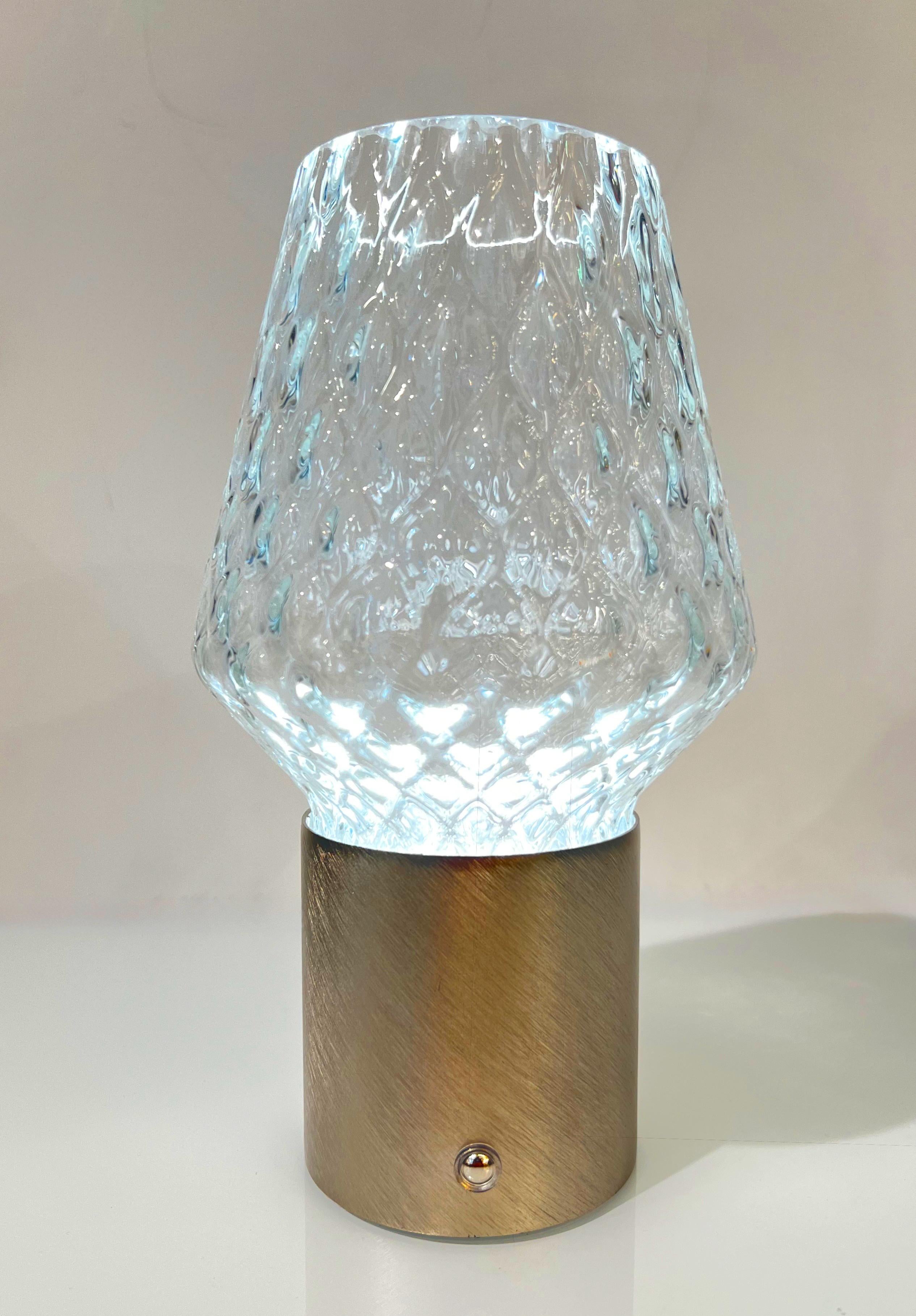 Italienische drahtlose Kristallglas Portable gebürstetem Gold Messing Kegel Tischlampe/Vase (21. Jahrhundert und zeitgenössisch) im Angebot