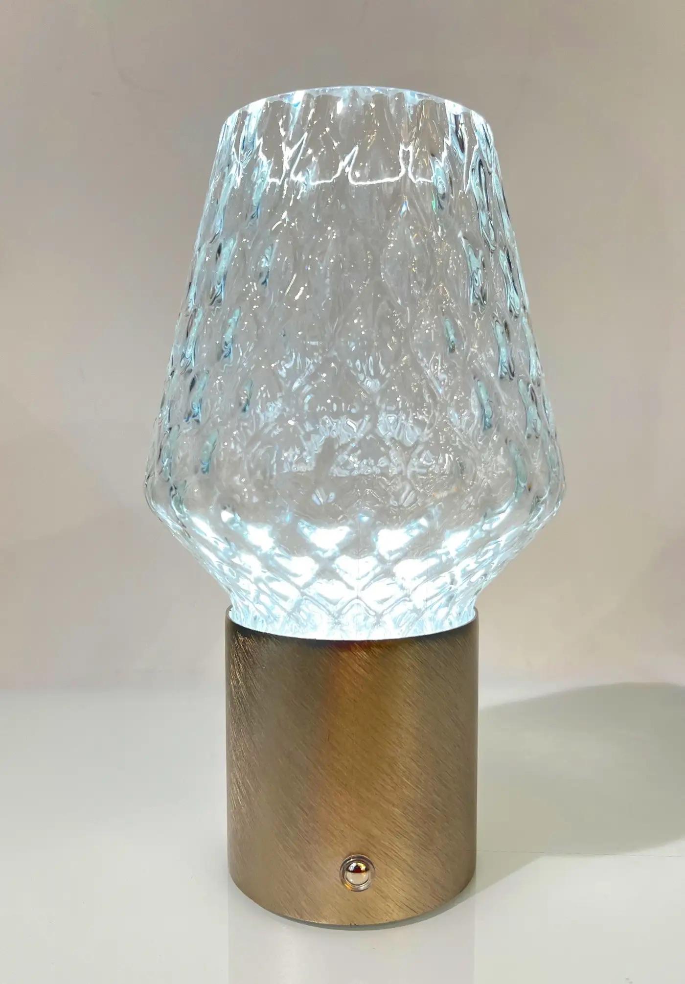 Lampada da tavolo a cono in cristallo italiano senza fili, portatile in ottone spazzolato, vaso In condizioni Nuovo in vendita a New York, NY