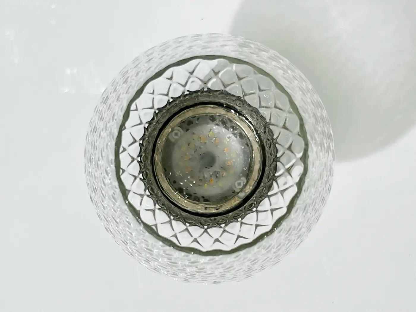 XXI secolo e contemporaneo Lampada da tavolo a cono in cristallo italiano senza fili, portatile in ottone spazzolato, vaso in vendita
