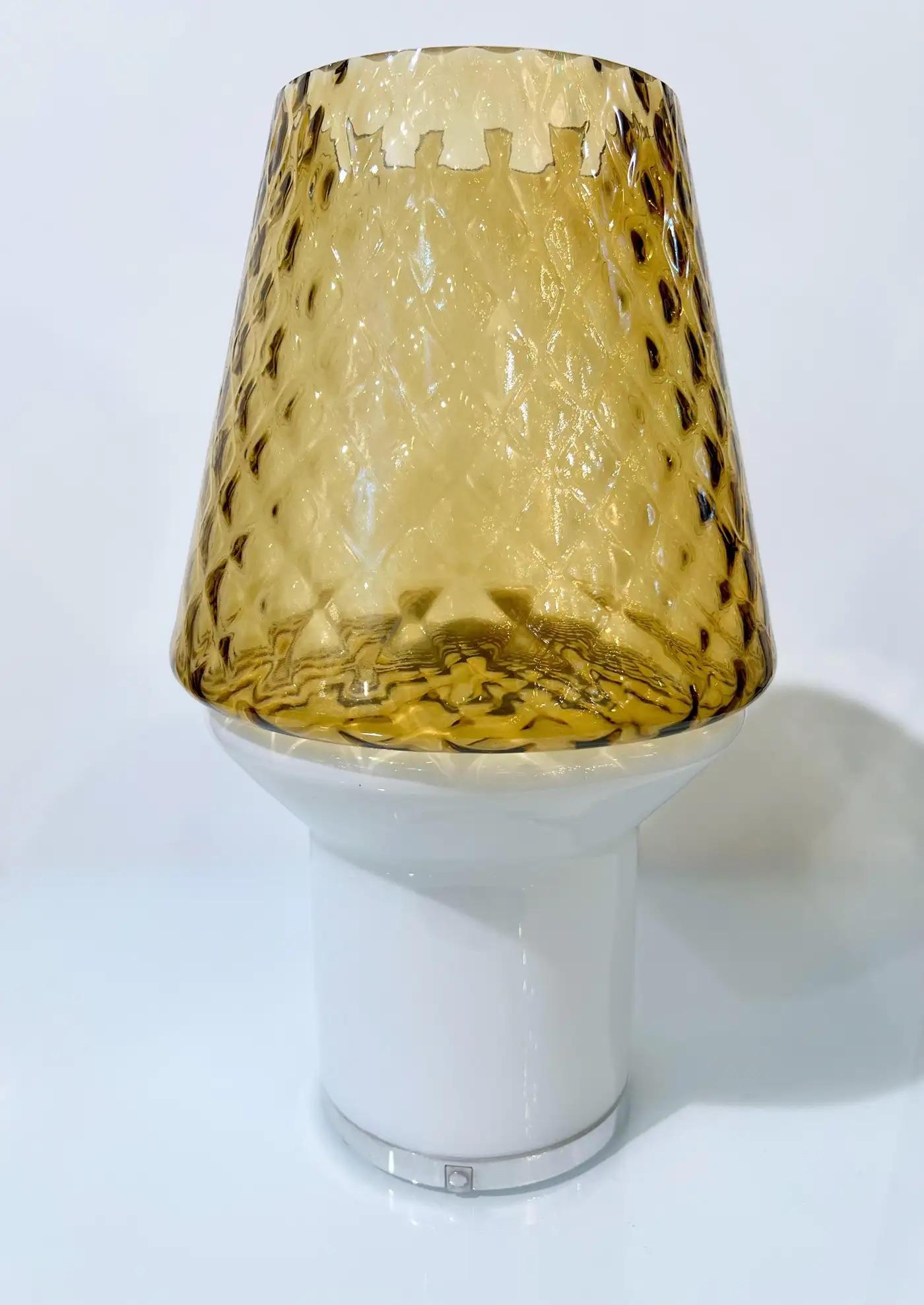 Lampe de bureau/vase de table portable italienne à gradation câblée en verre ambré blanc et or en vente 4