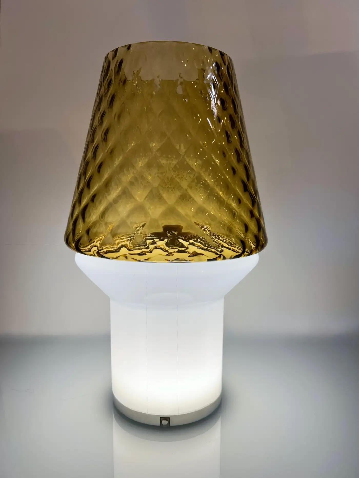 Un produit MULTIFORME exclusif pour Cosulich Interiors & Antiques.
Cet objet répond à une solution innovante de forme et de fonction :  un vase illuminé... une lampe de table... un arbre stylisé sculptural décoratif... et s'appelle à juste titre