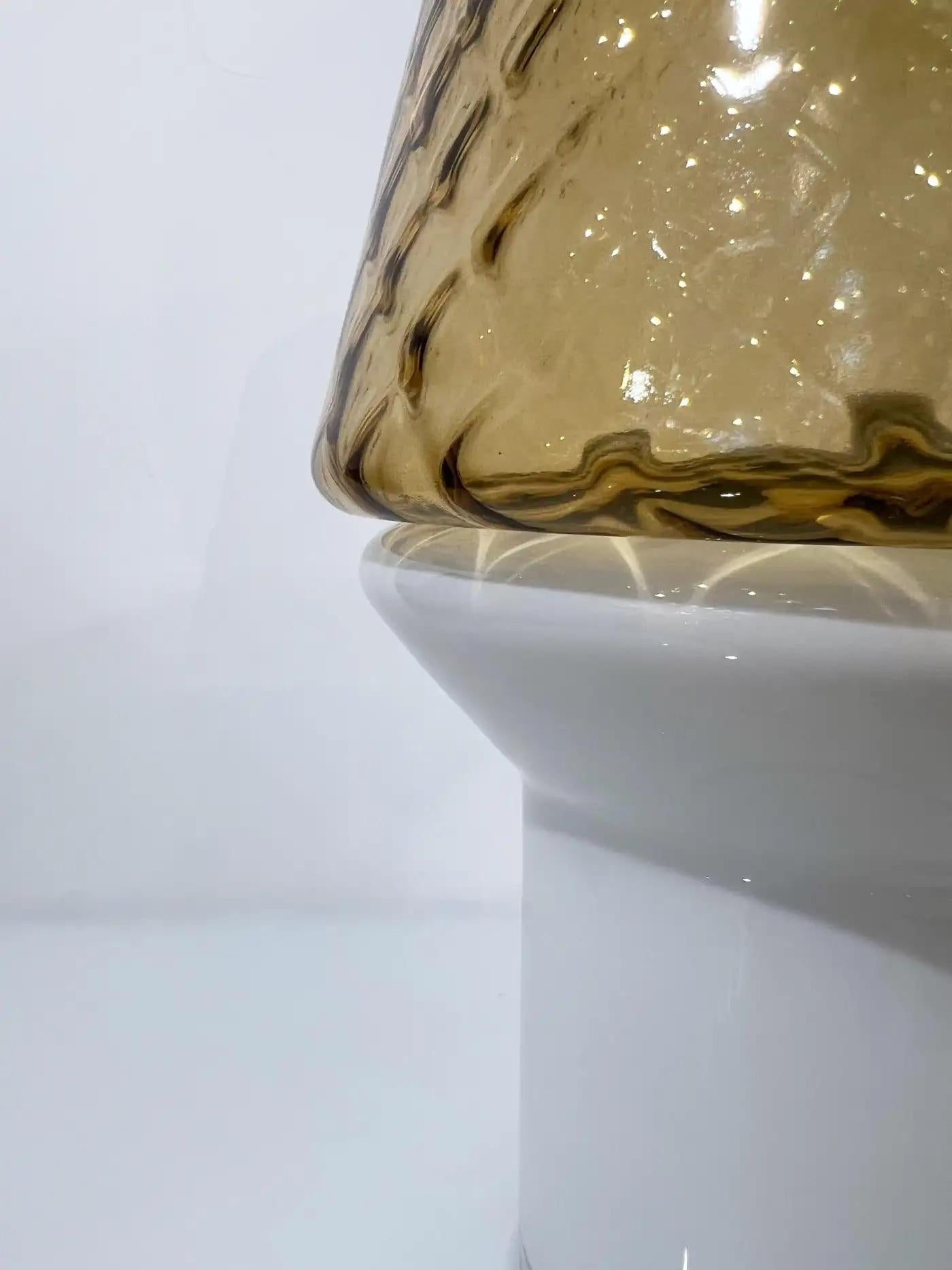 XXIe siècle et contemporain Lampe de bureau/vase de table portable italienne à gradation câblée en verre ambré blanc et or en vente