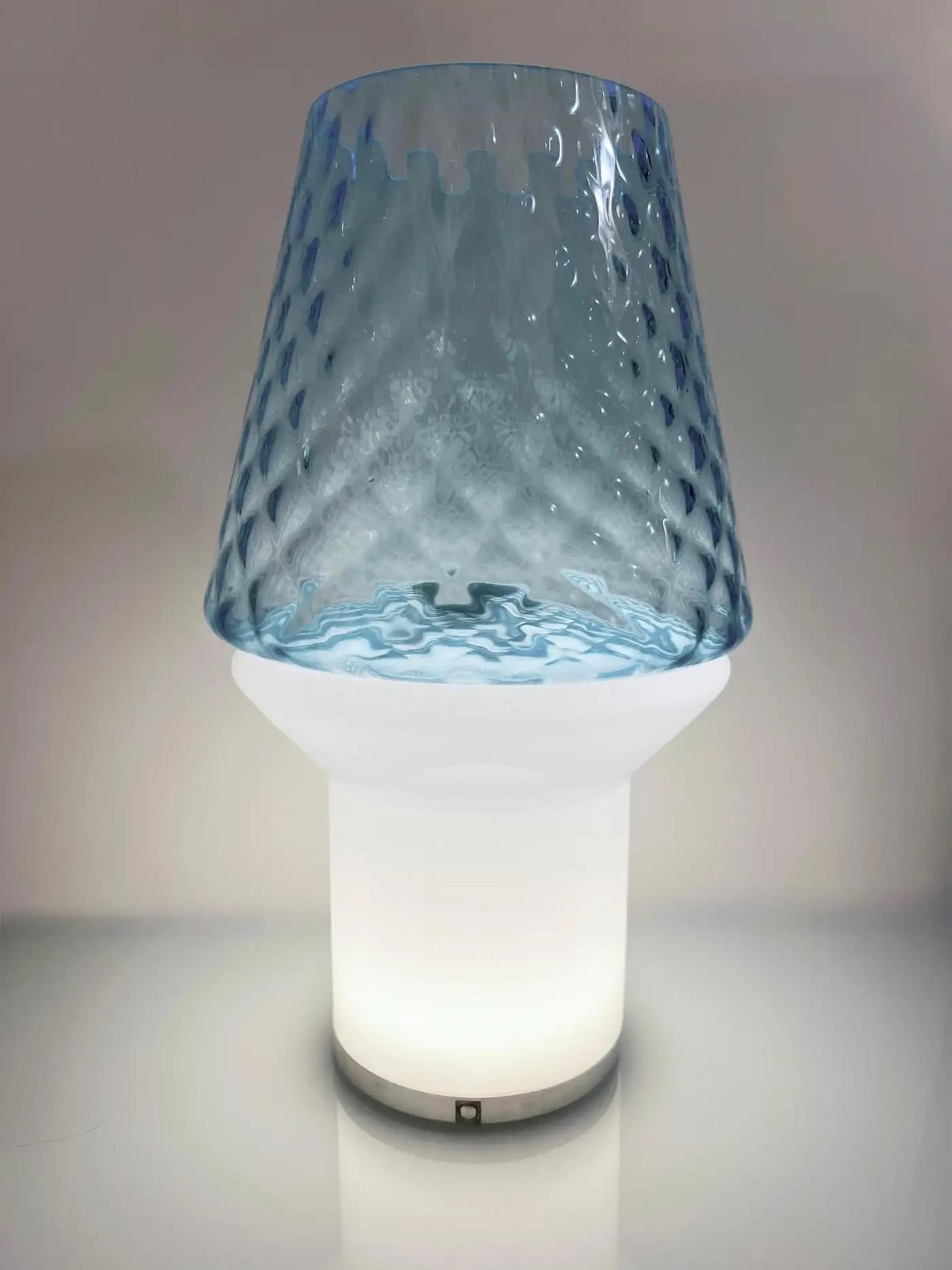 Un produit MULTIFORME exclusif pour Cosulich Interiors & Antiques.
Cet objet répond à une solution innovante de forme et de fonction :  un vase illuminé... une lampe de table... un arbre stylisé sculptural décoratif... et s'appelle à juste titre