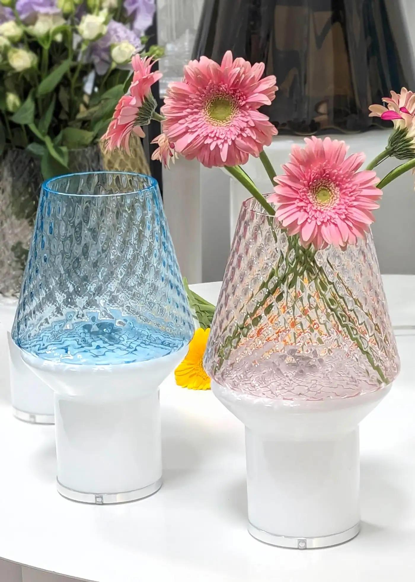 Organique Lampe de bureau/vase de table italienne en verre blanc clair et bleu clair à gradation câblée en vente