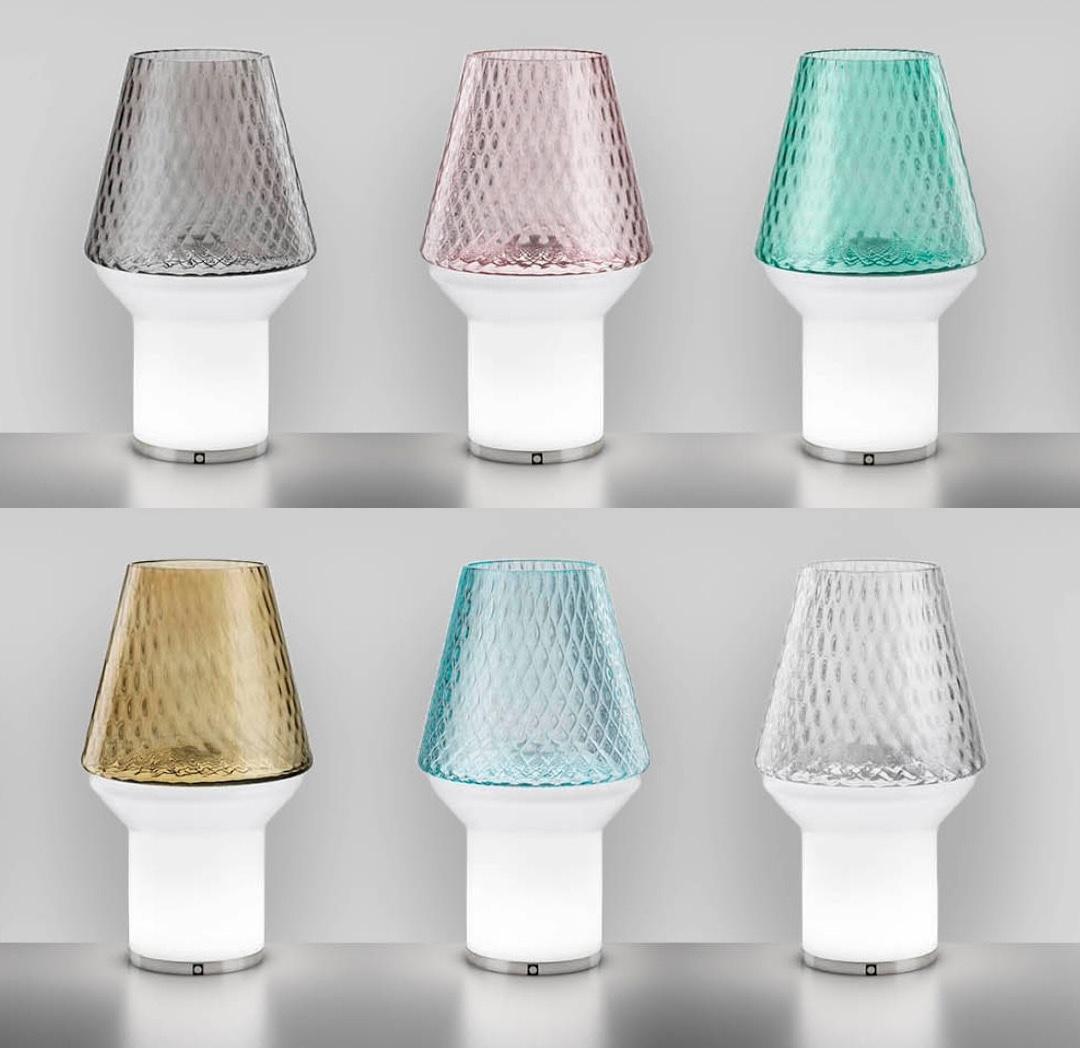 Nickel Lampe de bureau/vase de table italienne en verre blanc clair et bleu clair à gradation câblée en vente