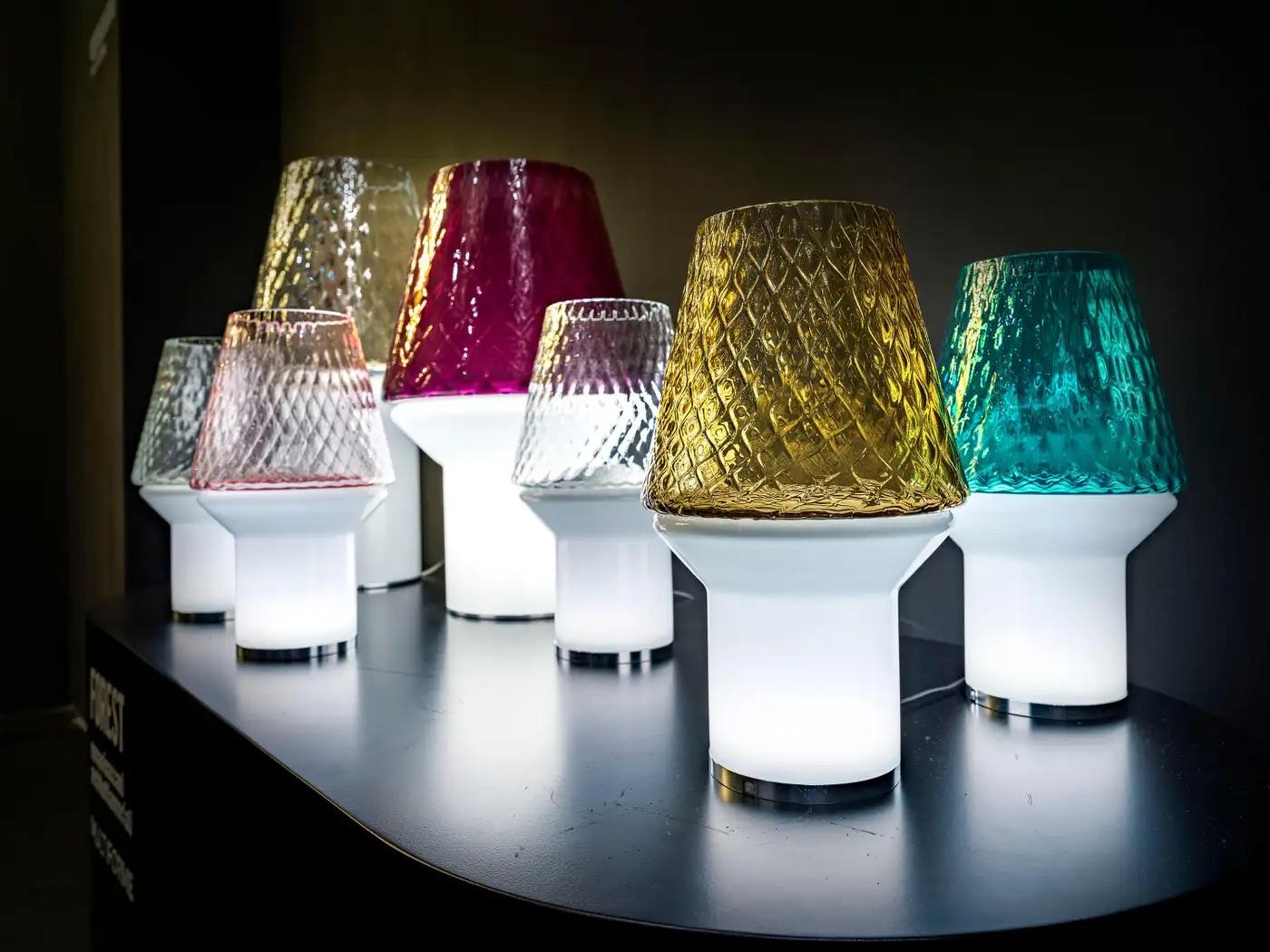 Lampe de bureau/vase de table italienne en verre blanc clair et bleu clair à gradation câblée en vente 1