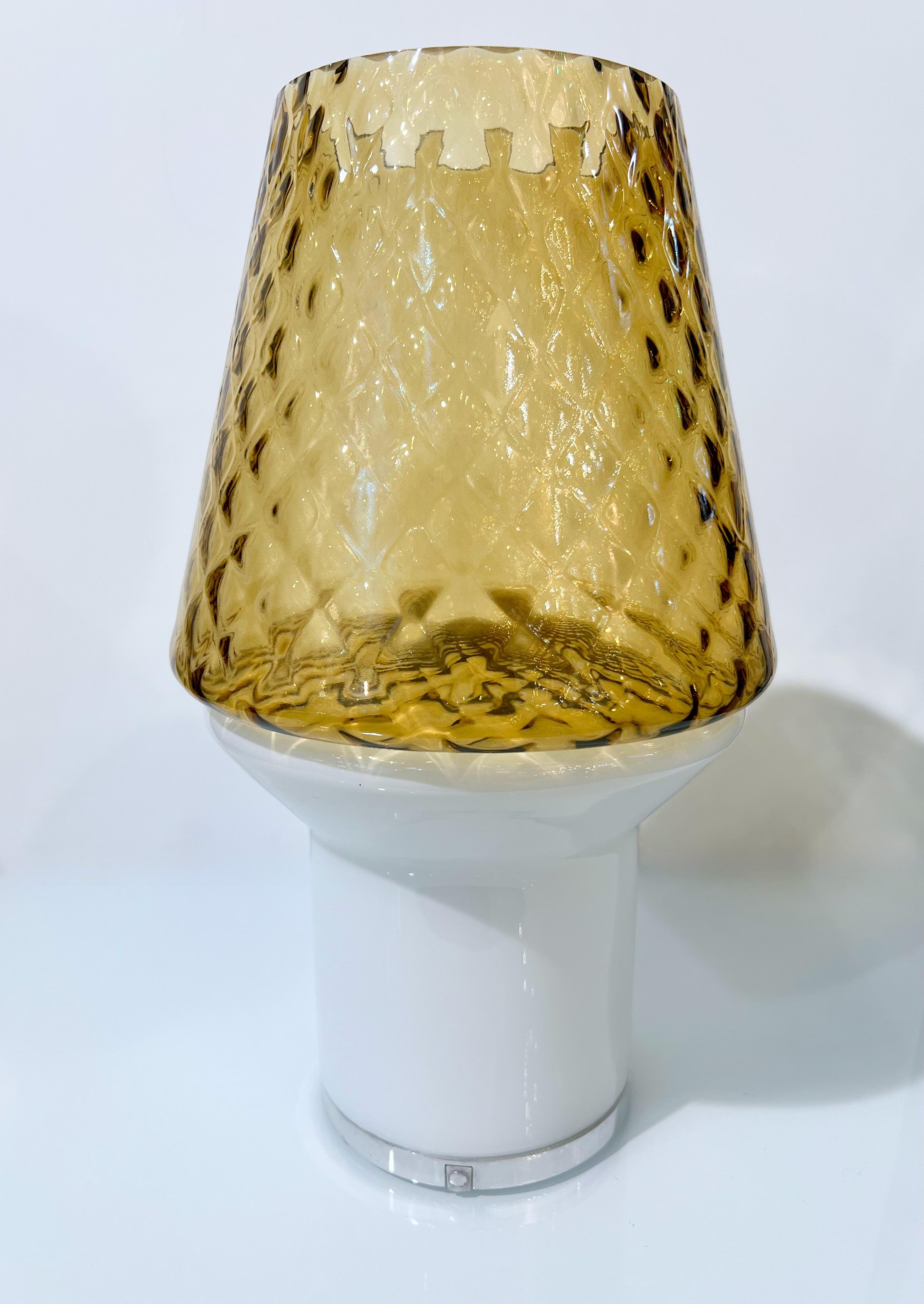 Lampe de bureau/vase de table portable italienne à gradation câblée en verre ambré blanc et or en vente 4