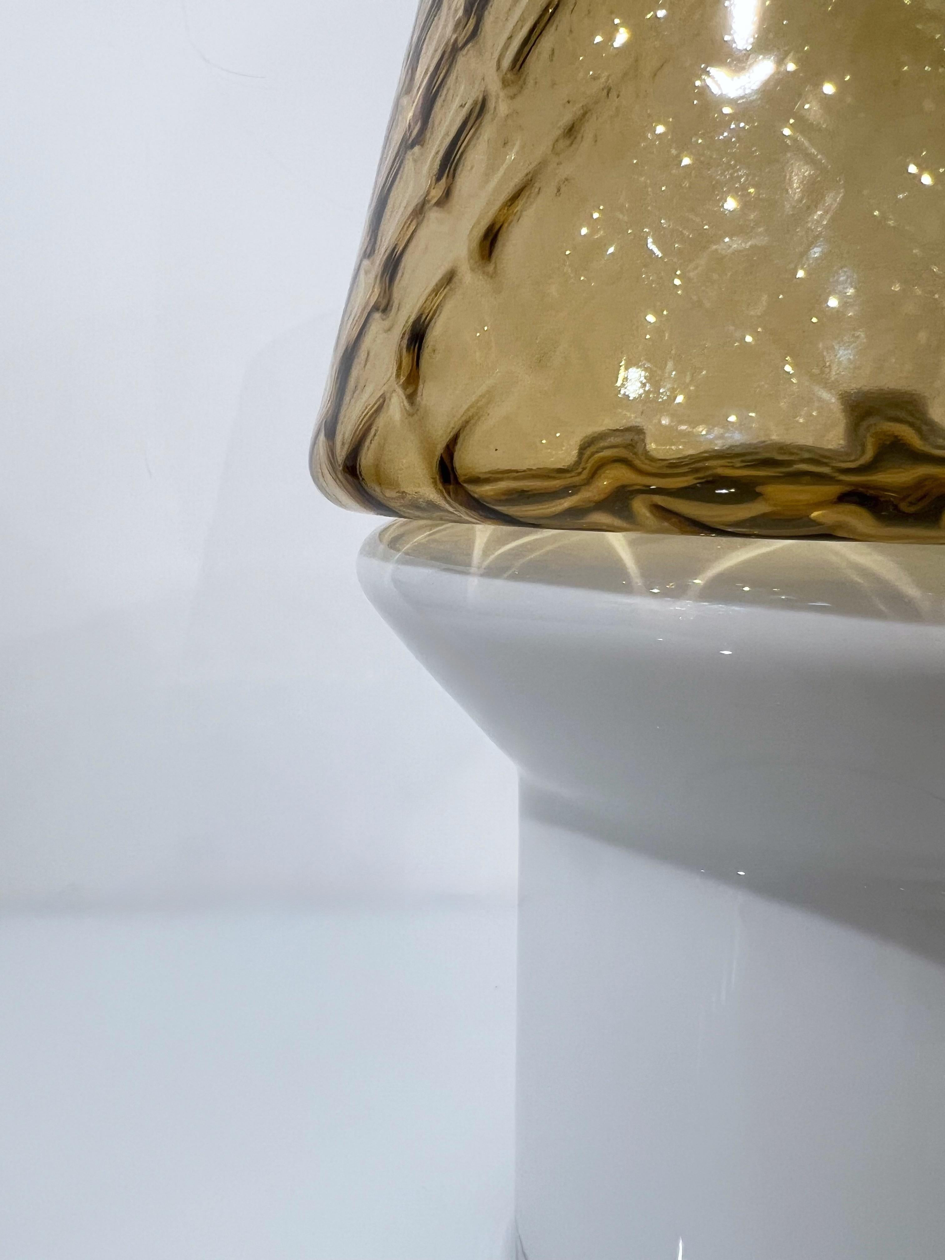 XXIe siècle et contemporain Lampe de bureau/vase de table portable italienne à gradation câblée en verre ambré blanc et or en vente