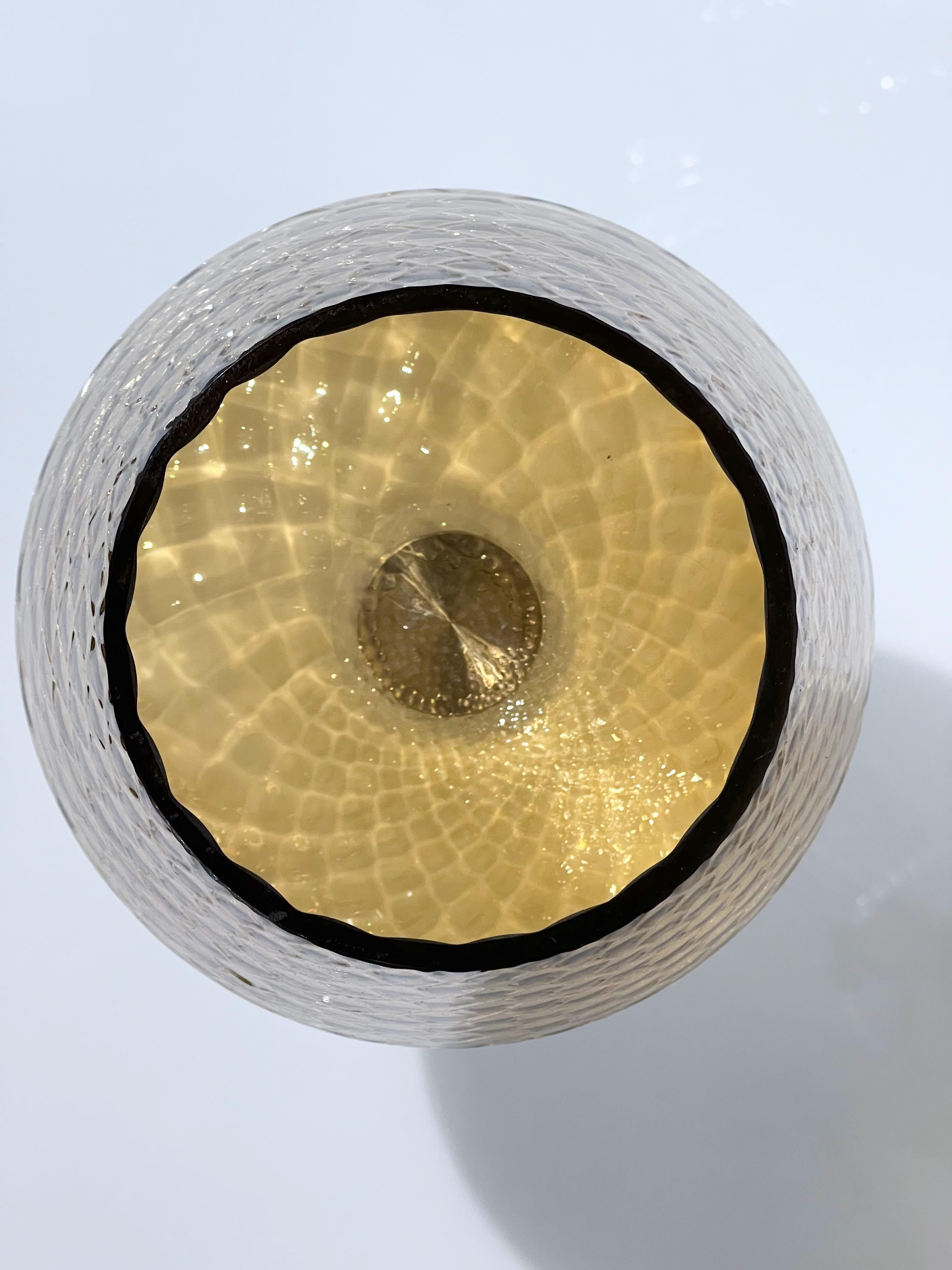 Fait main Lampe de bureau/vase de table portable italienne à gradation câblée en verre ambré blanc et or en vente