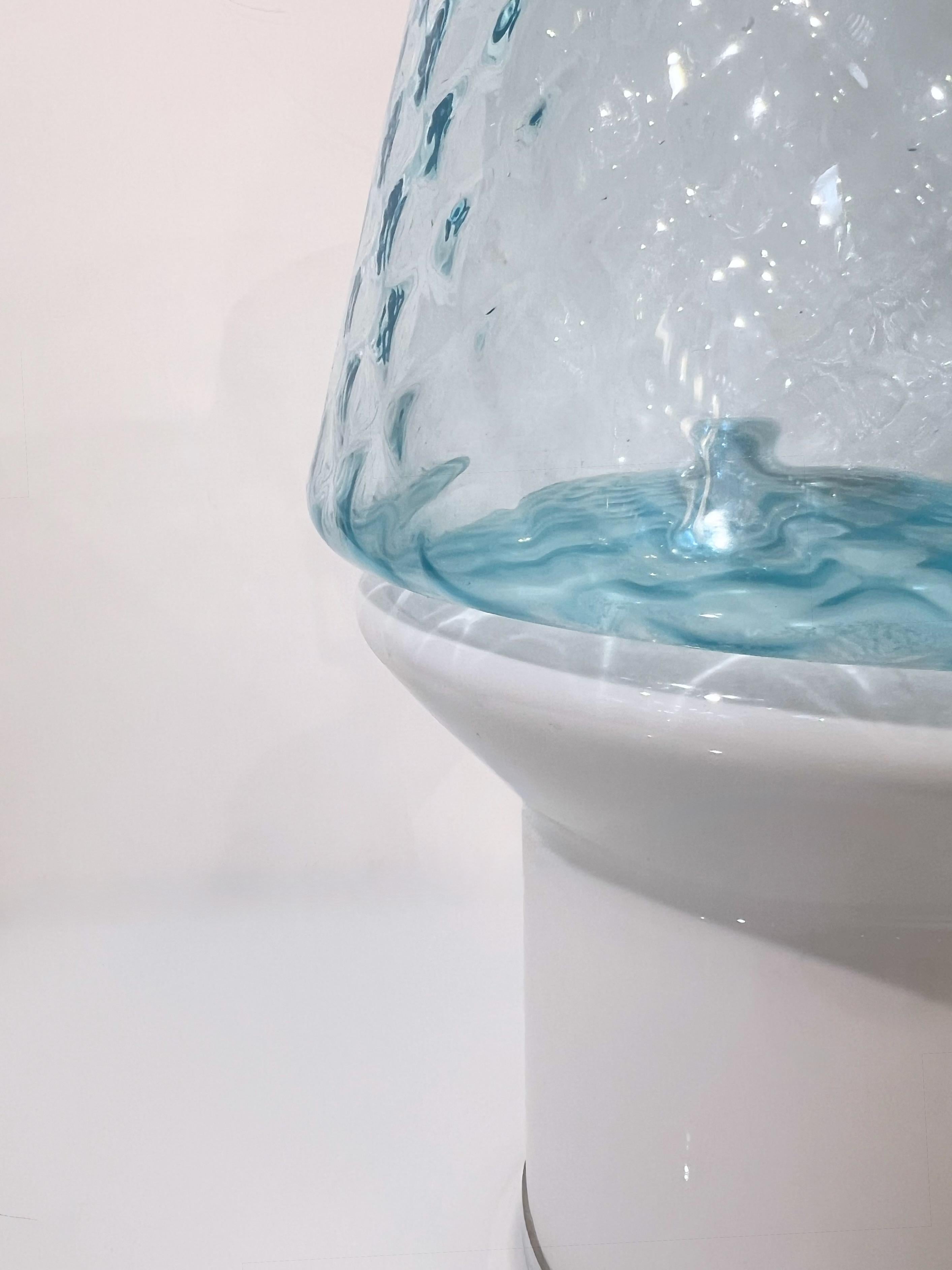 XXIe siècle et contemporain Lampe de bureau/vase de table italienne en verre blanc clair et bleu clair à gradation câblée en vente