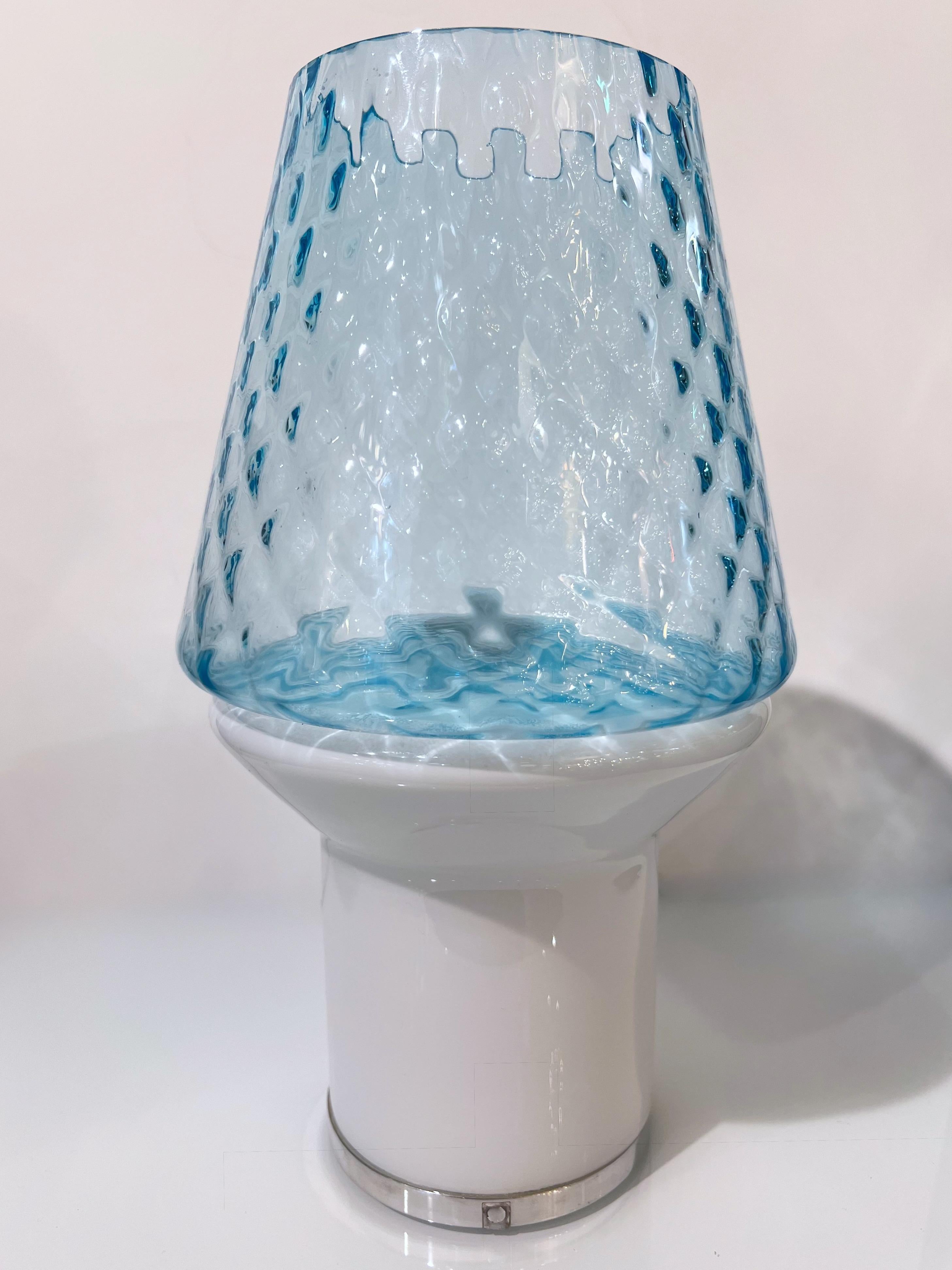 Lampe de bureau/vase de table italienne en verre blanc clair et bleu clair à gradation câblée en vente 6