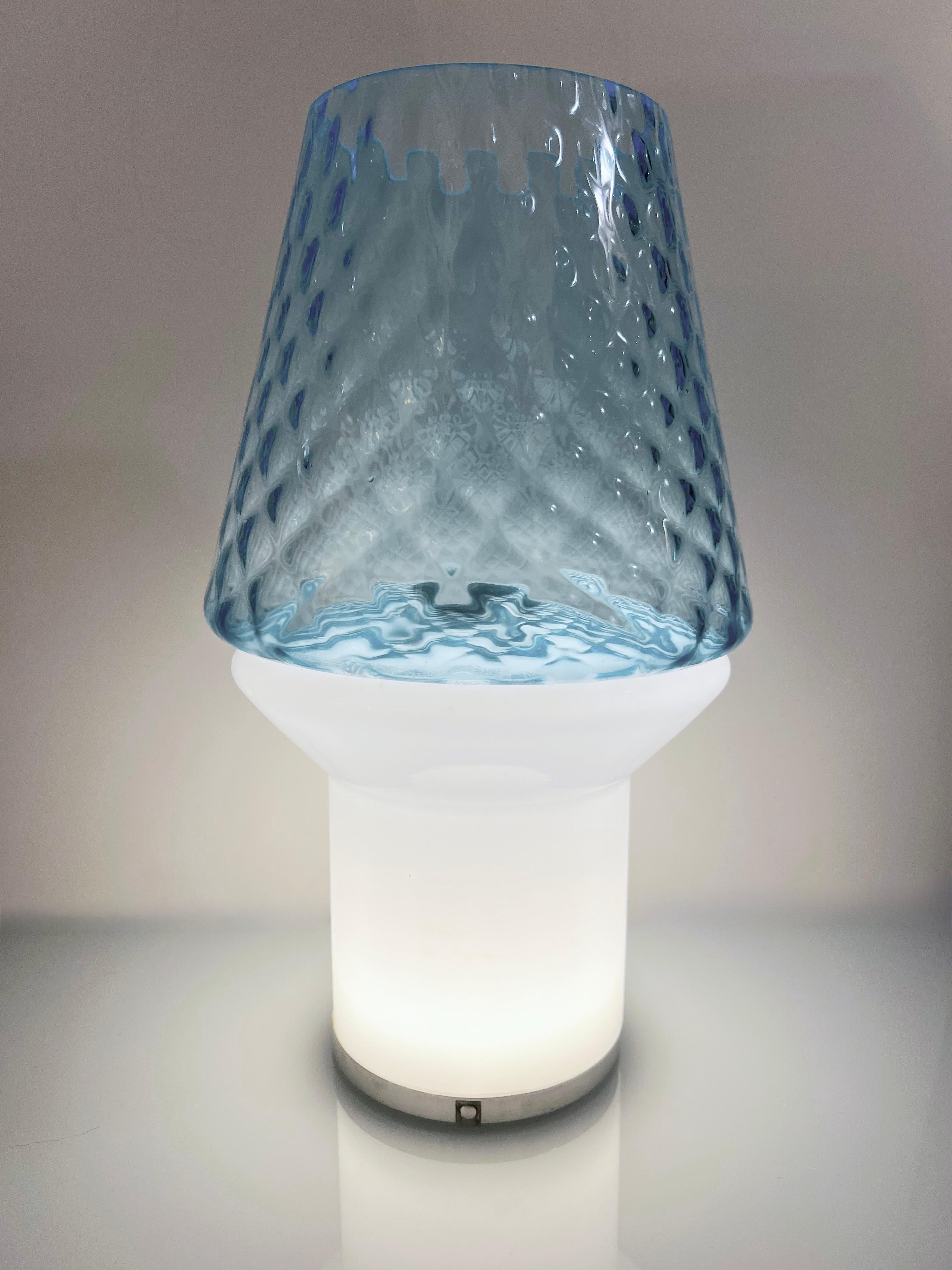 Un produit MULTIFORME exclusif pour Cosulich Interiors & Antiques.
Cet objet répond à une solution innovante de forme et de fonction :  un vase illuminé... une lampe de table... un arbre stylisé sculptural décoratif... et s'appelle à juste titre
