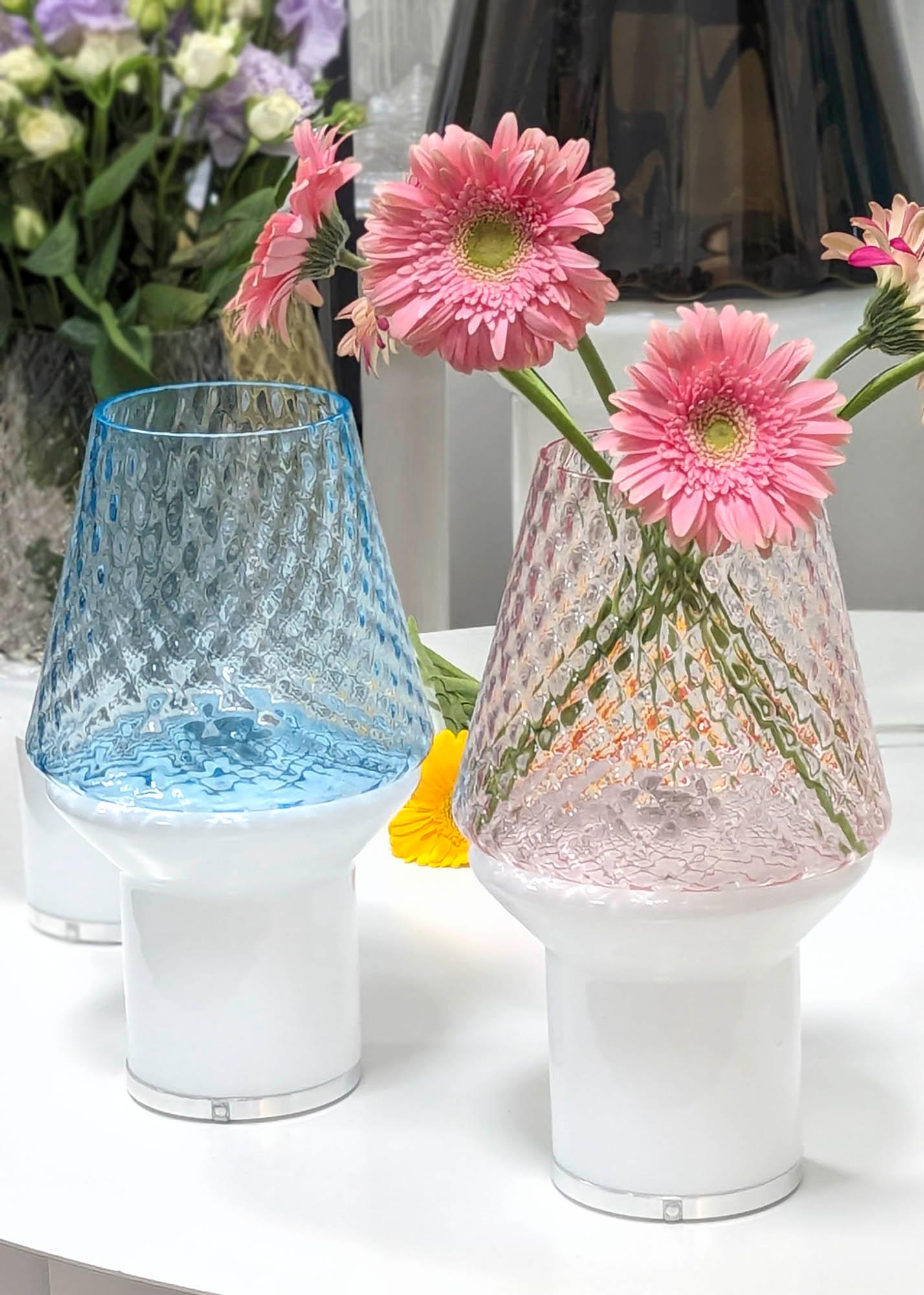 Organique Lampe de bureau/vase de table italienne en verre blanc clair et bleu clair à gradation câblée en vente