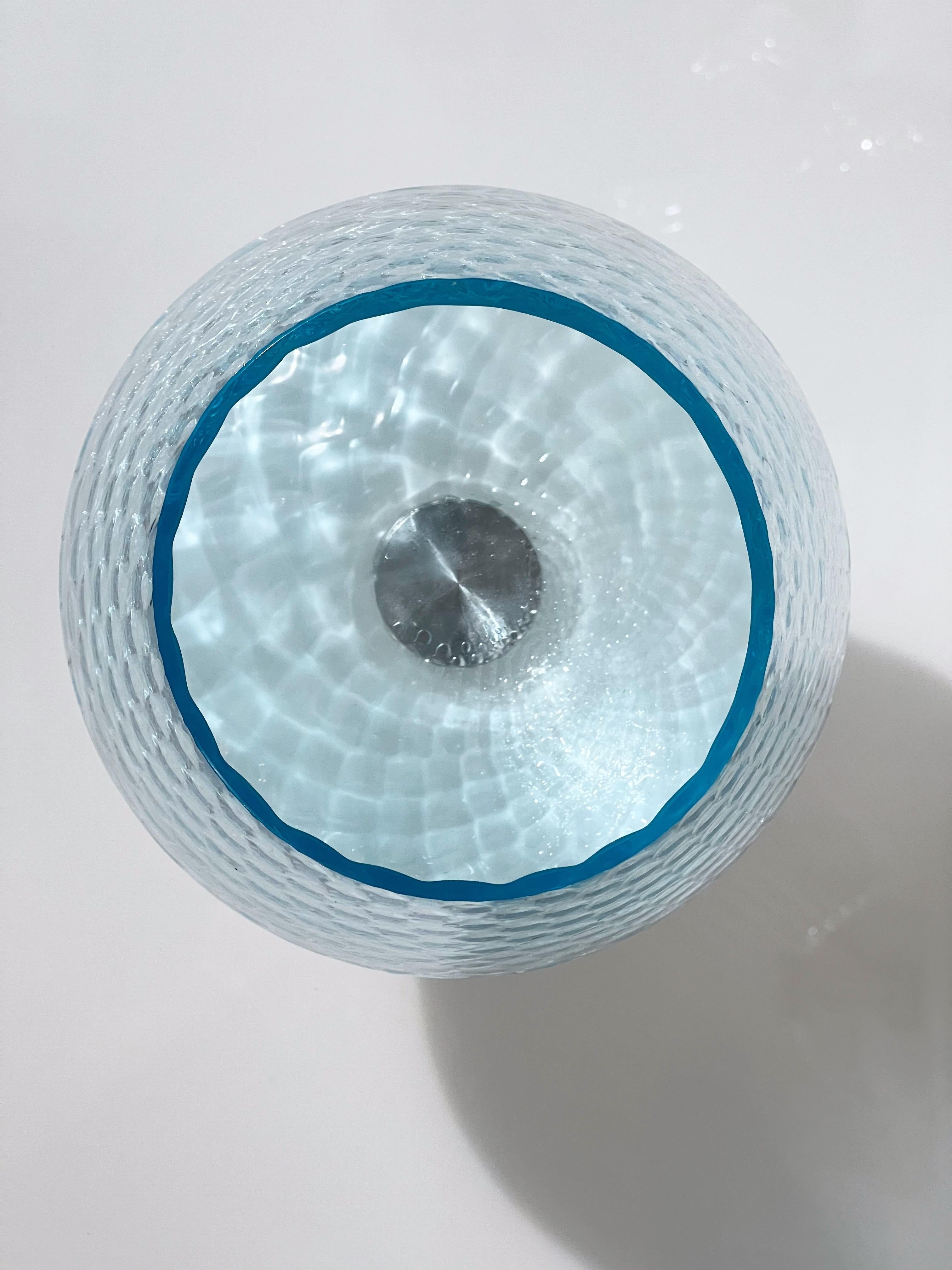 Fait main Lampe de bureau/vase de table italienne en verre blanc clair et bleu clair à gradation câblée en vente