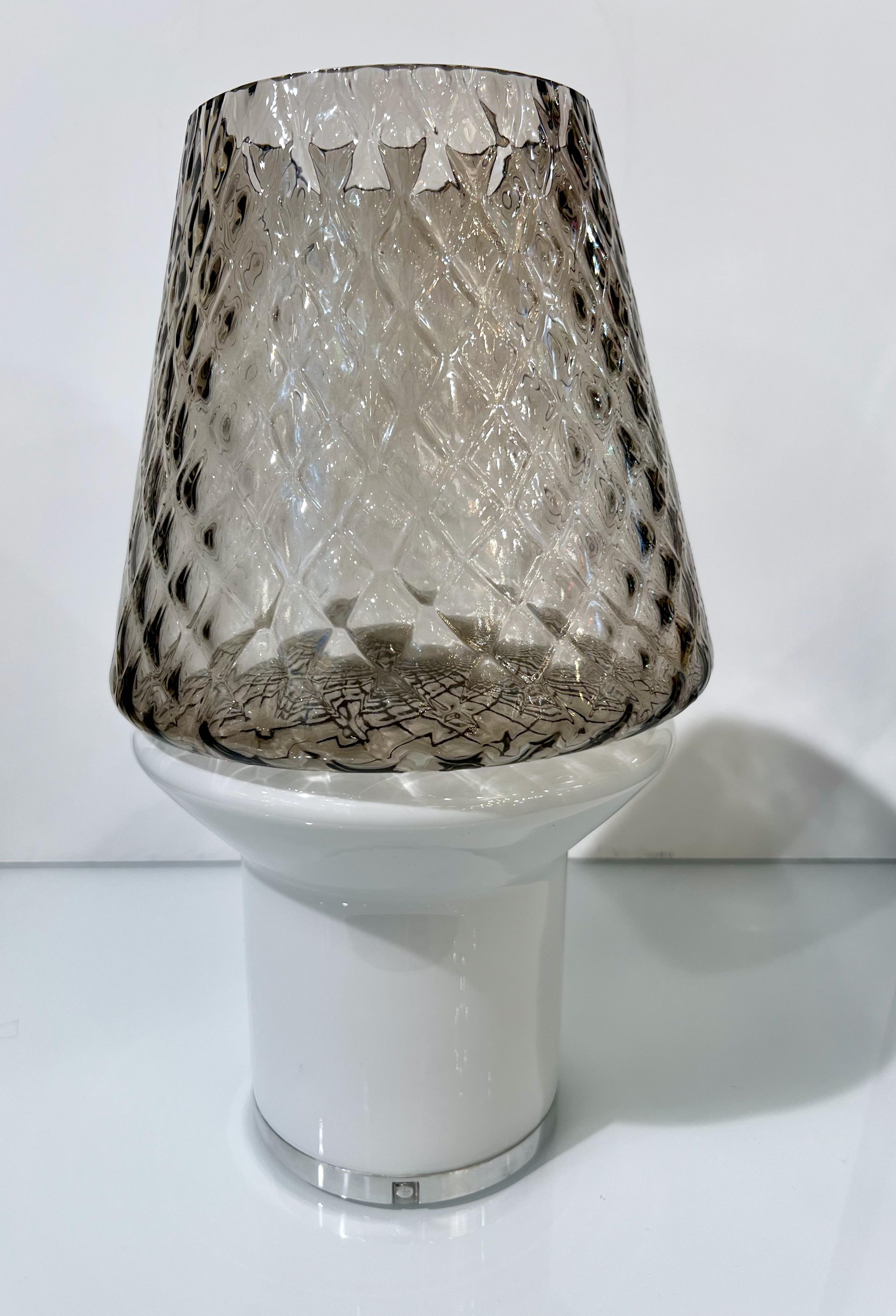 Lampe de bureau/vase de table italienne moderne en verre blanc et gris, à gradation câblée en vente 4