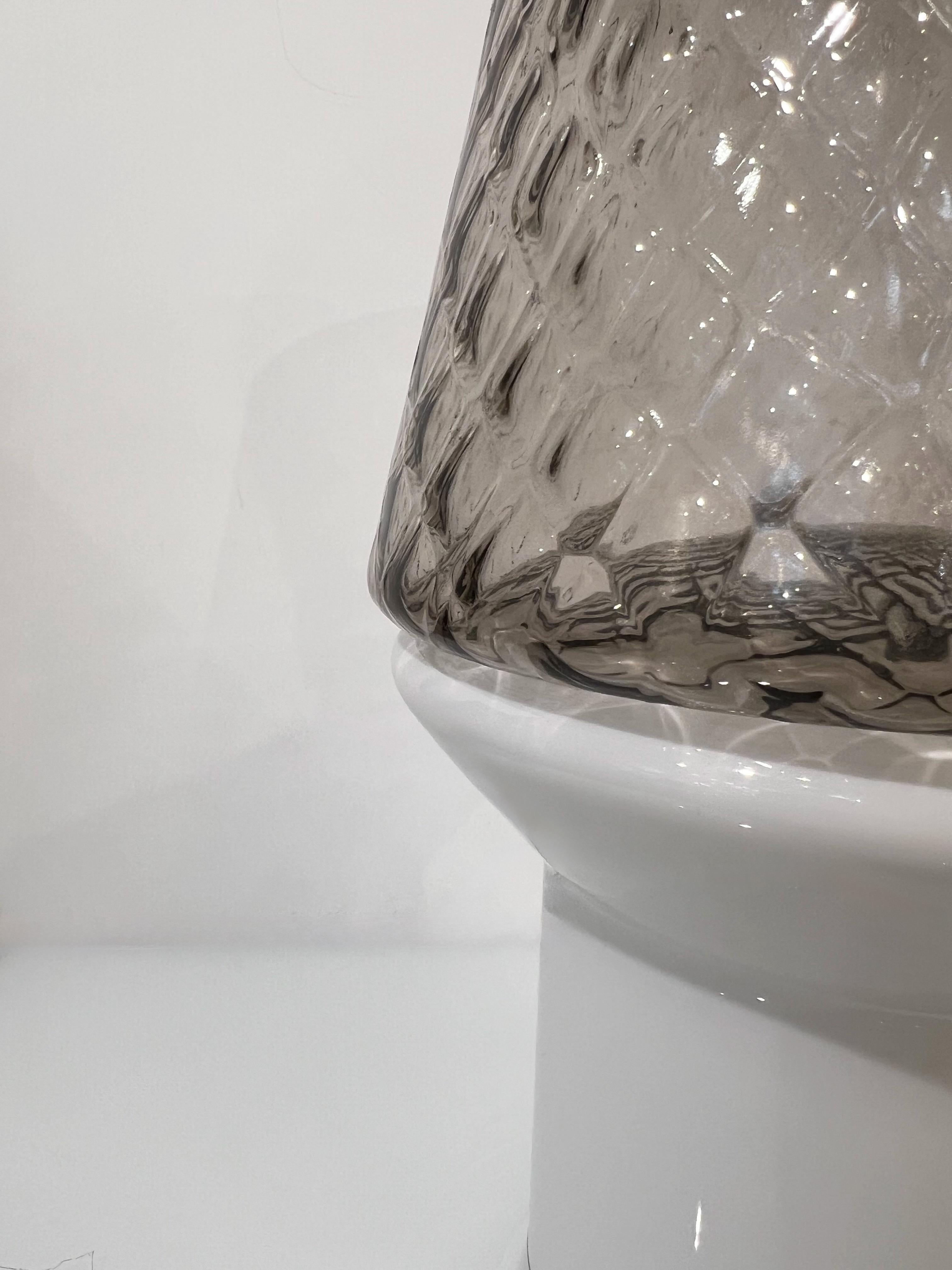 Lampe de bureau/vase de table italienne moderne en verre blanc et gris, à gradation câblée en vente 6