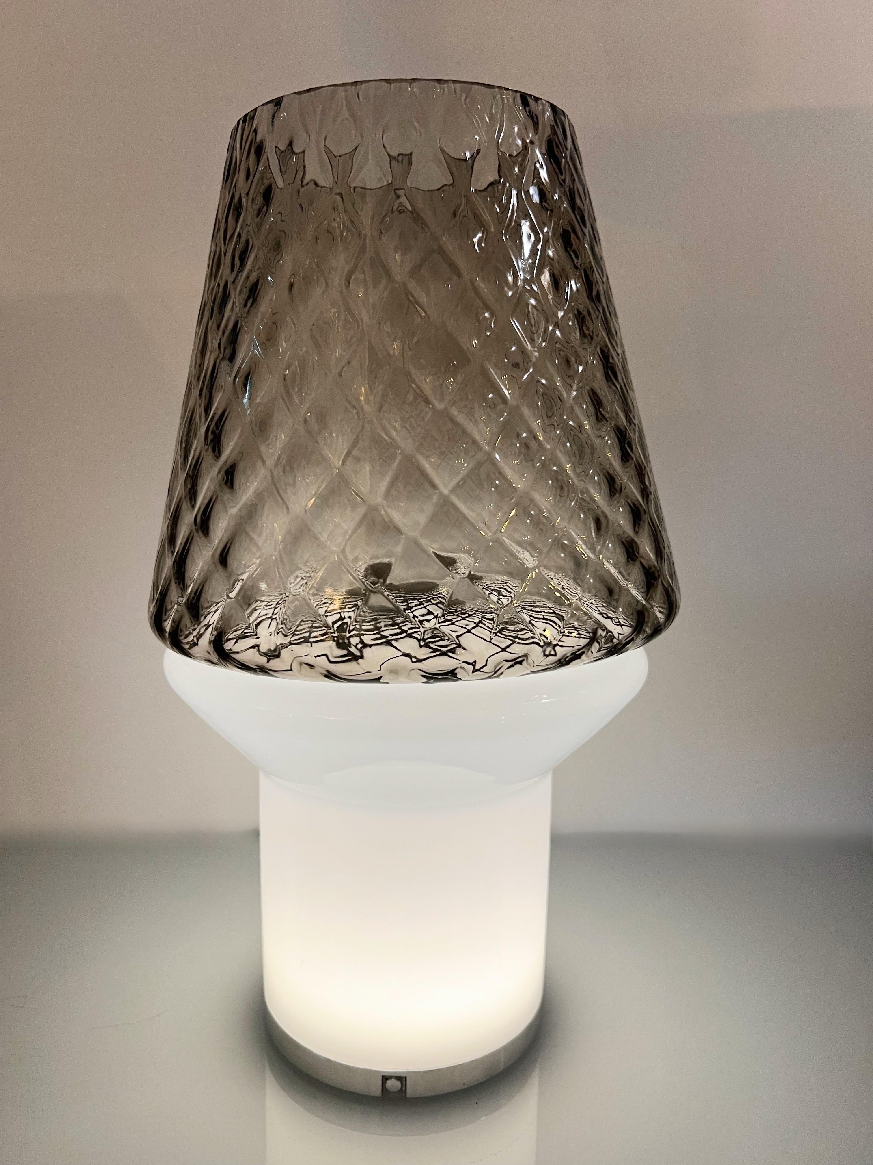 Lampe de bureau/vase de table italienne moderne en verre blanc et gris, à gradation câblée en vente 5